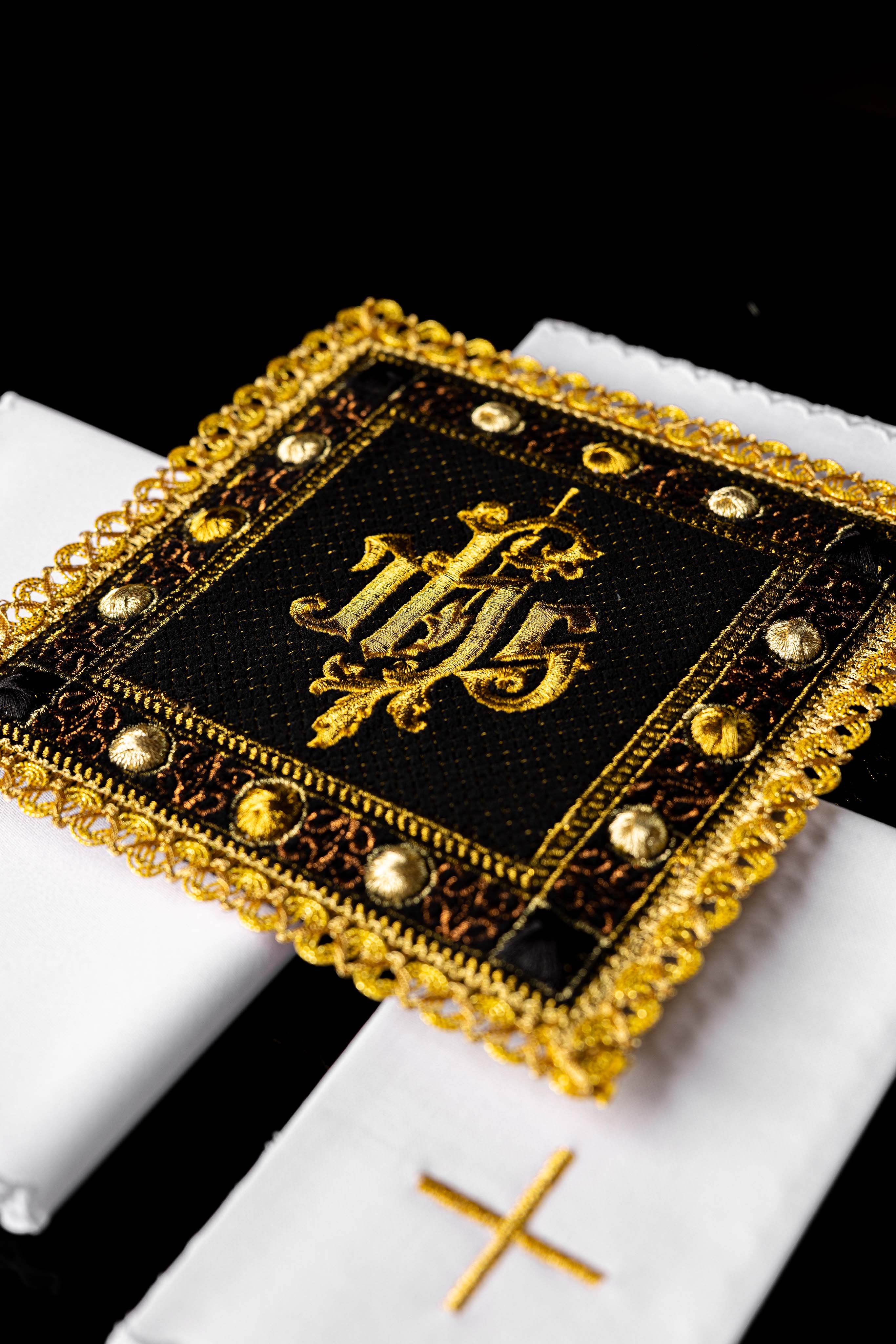 Aksamitny komplet kielichowy w kolorze czarny z haftowanym symbolem IHS