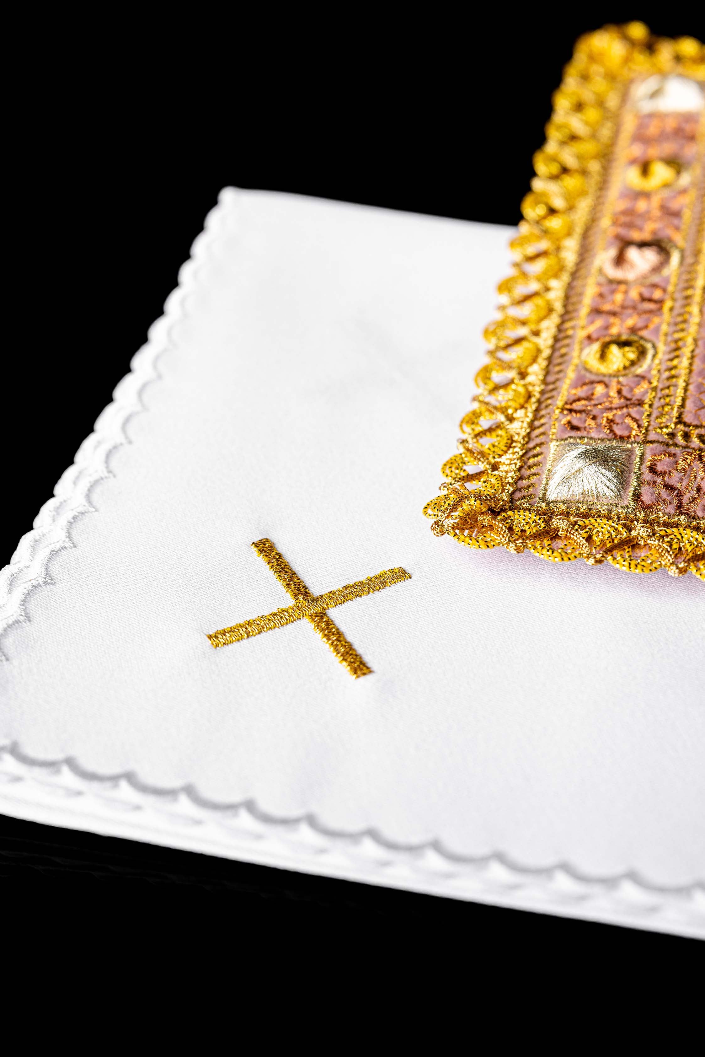 Aksamitny komplet kielichowy w kolorze różowym z haftowanym symbolem IHS