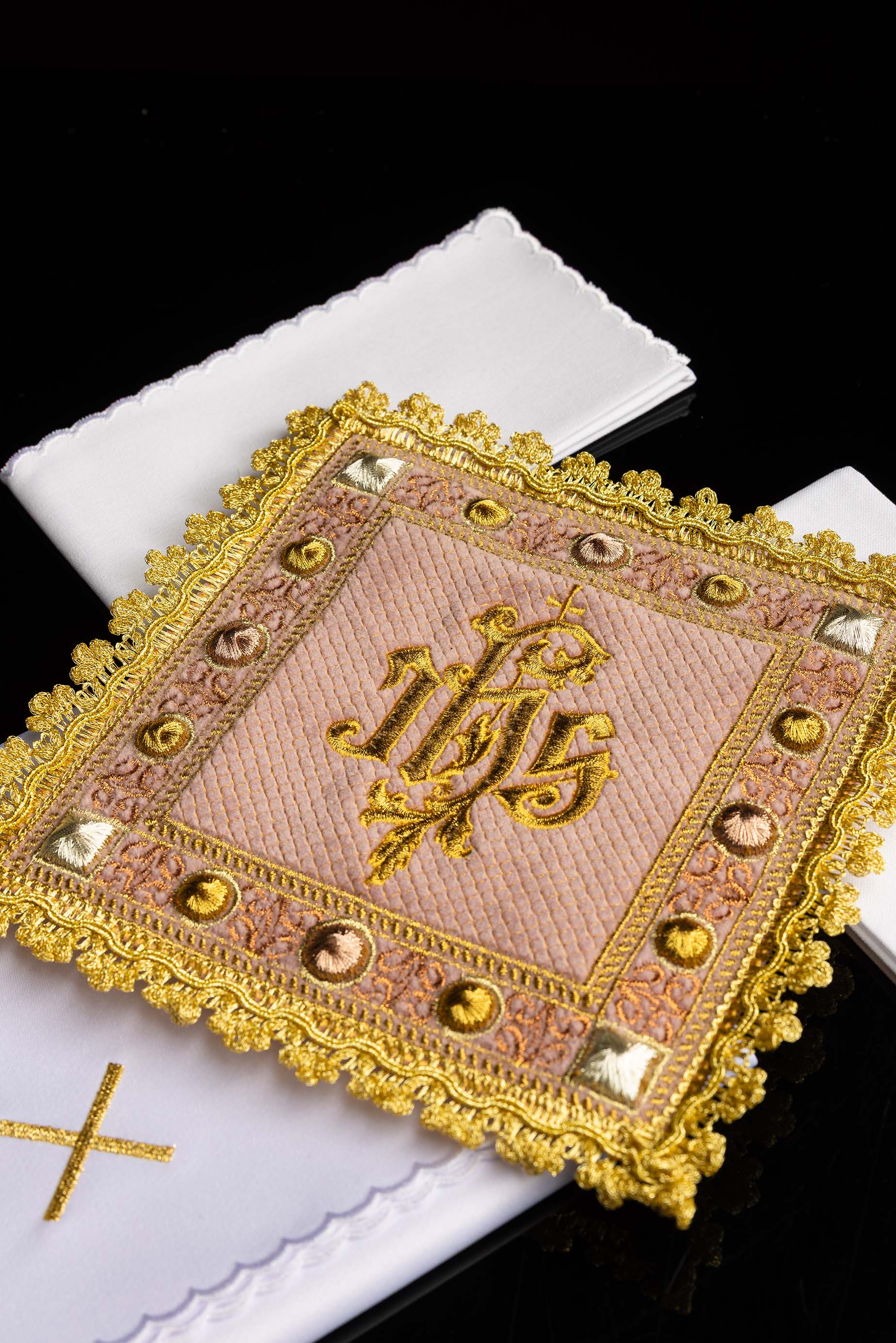 Aksamitny komplet kielichowy w kolorze różowym z haftowanym symbolem IHS - ORNATY.PL