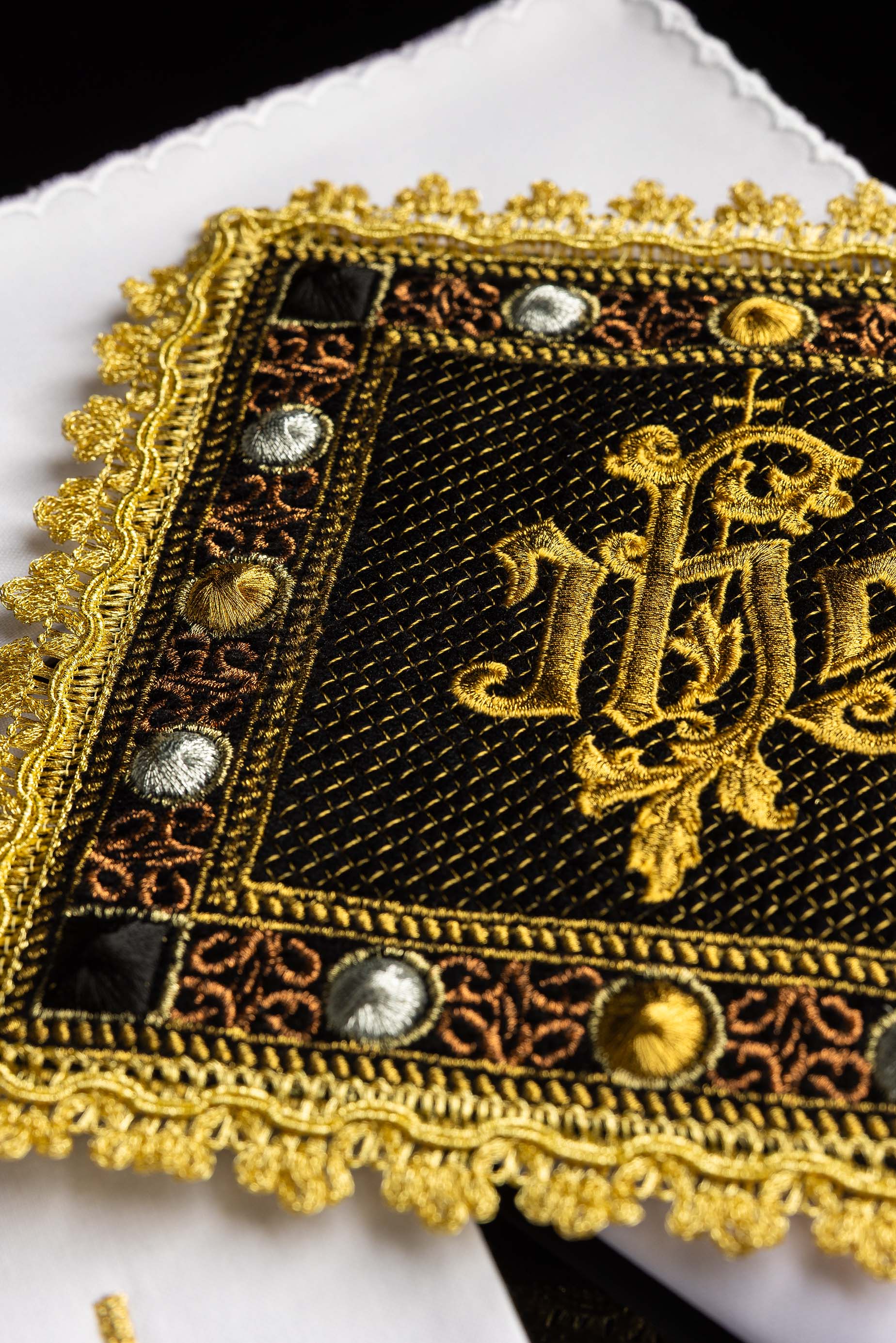 Aksamitny komplet kielichowy w kolorze czarny z haftowanym symbolem IHS - ORNATY.PL