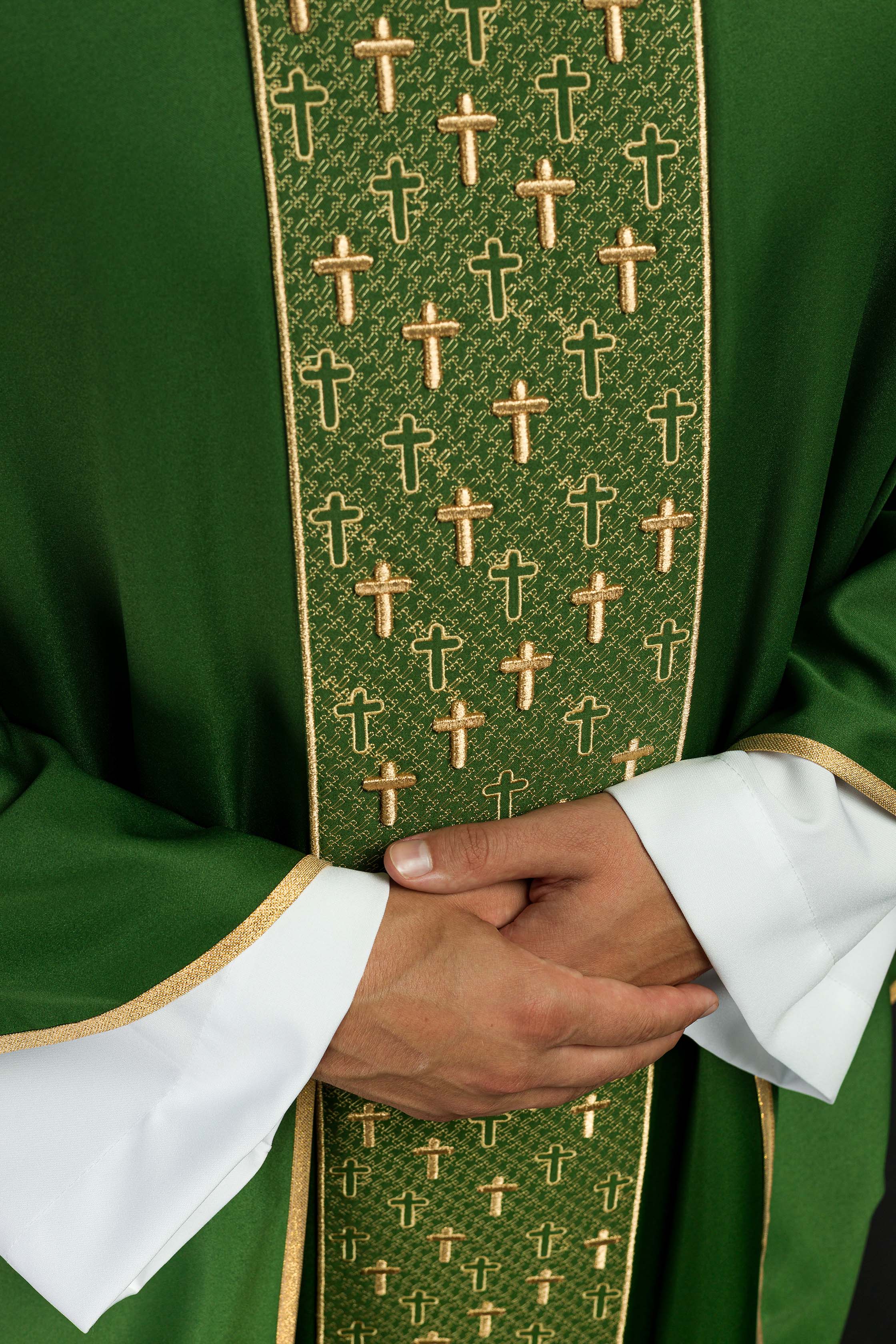 Ornat z bogato haftowanym pasem w krzyże w kolorze zielonym - ORNATY.PL