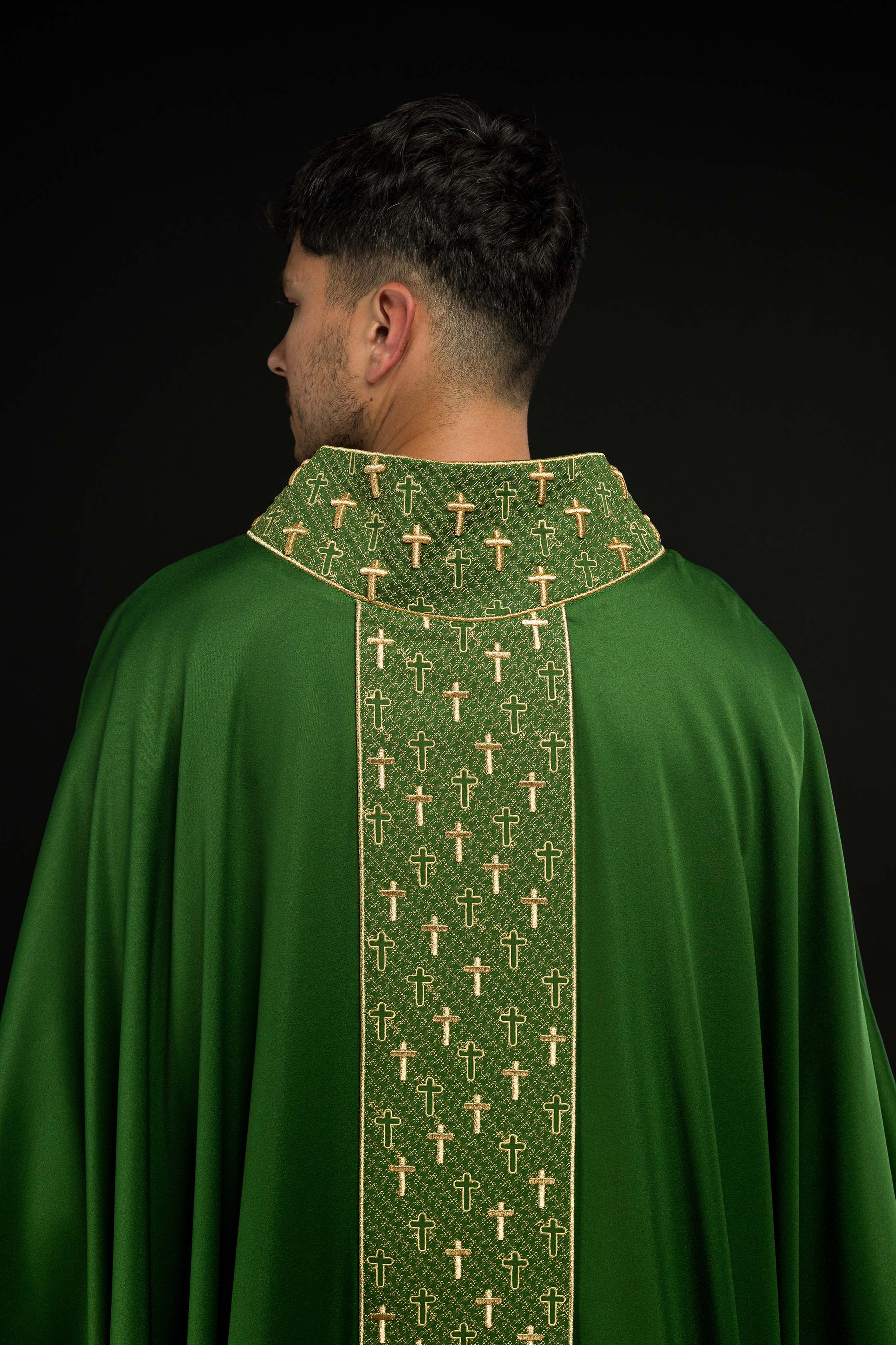 Ornat z bogato haftowanym pasem w krzyże w kolorze zielonym - ORNATY.PL