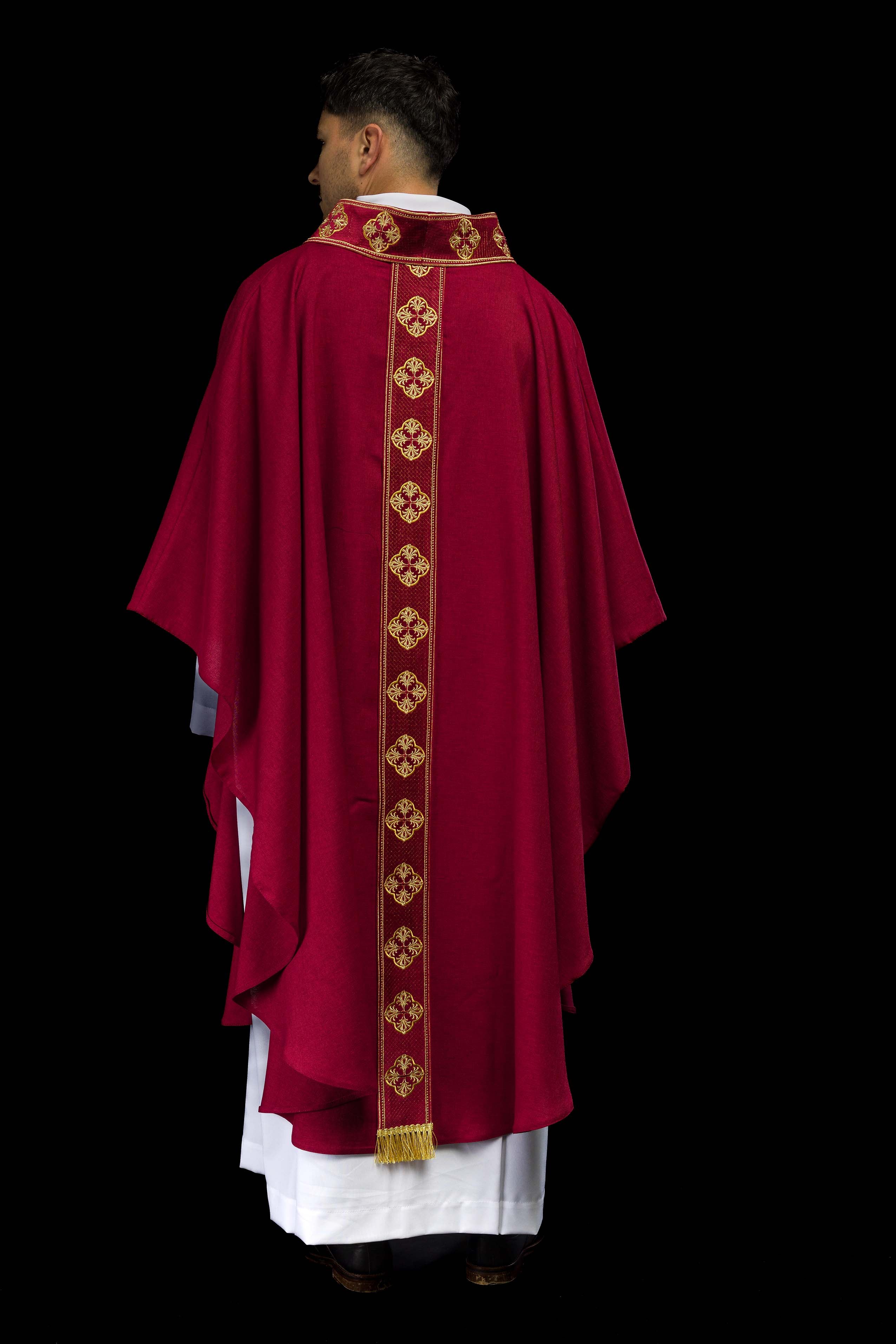 Ornat w kolorze czerwonym z haftowanym pasem i kołnierzem w krzyże - ORNATY.PL