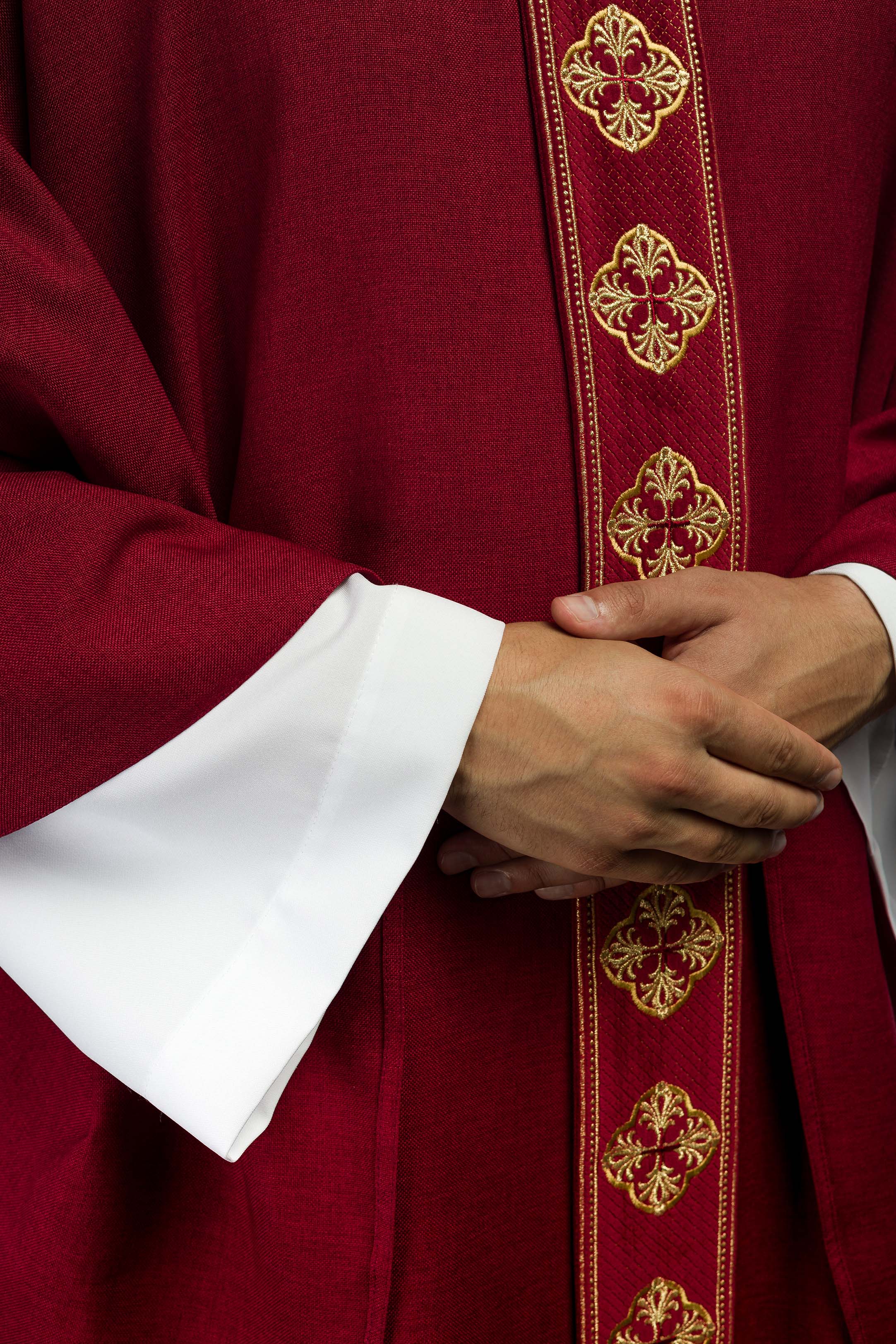 Ornat w kolorze czerwonym z haftowanym pasem i kołnierzem w krzyże - ORNATY.PL