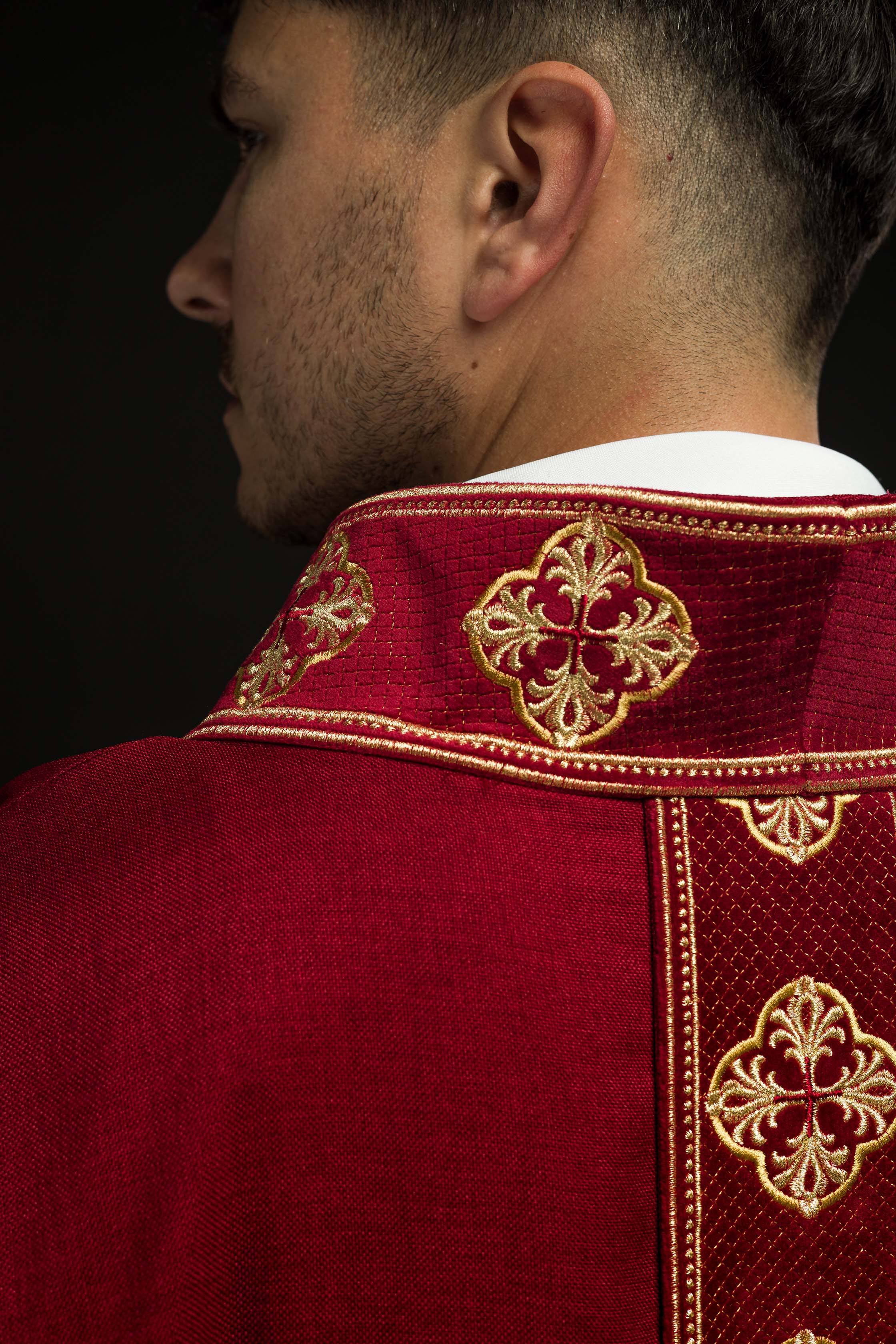 Ornat w kolorze czerwonym z haftowanym pasem i kołnierzem w krzyże - ORNATY.PL