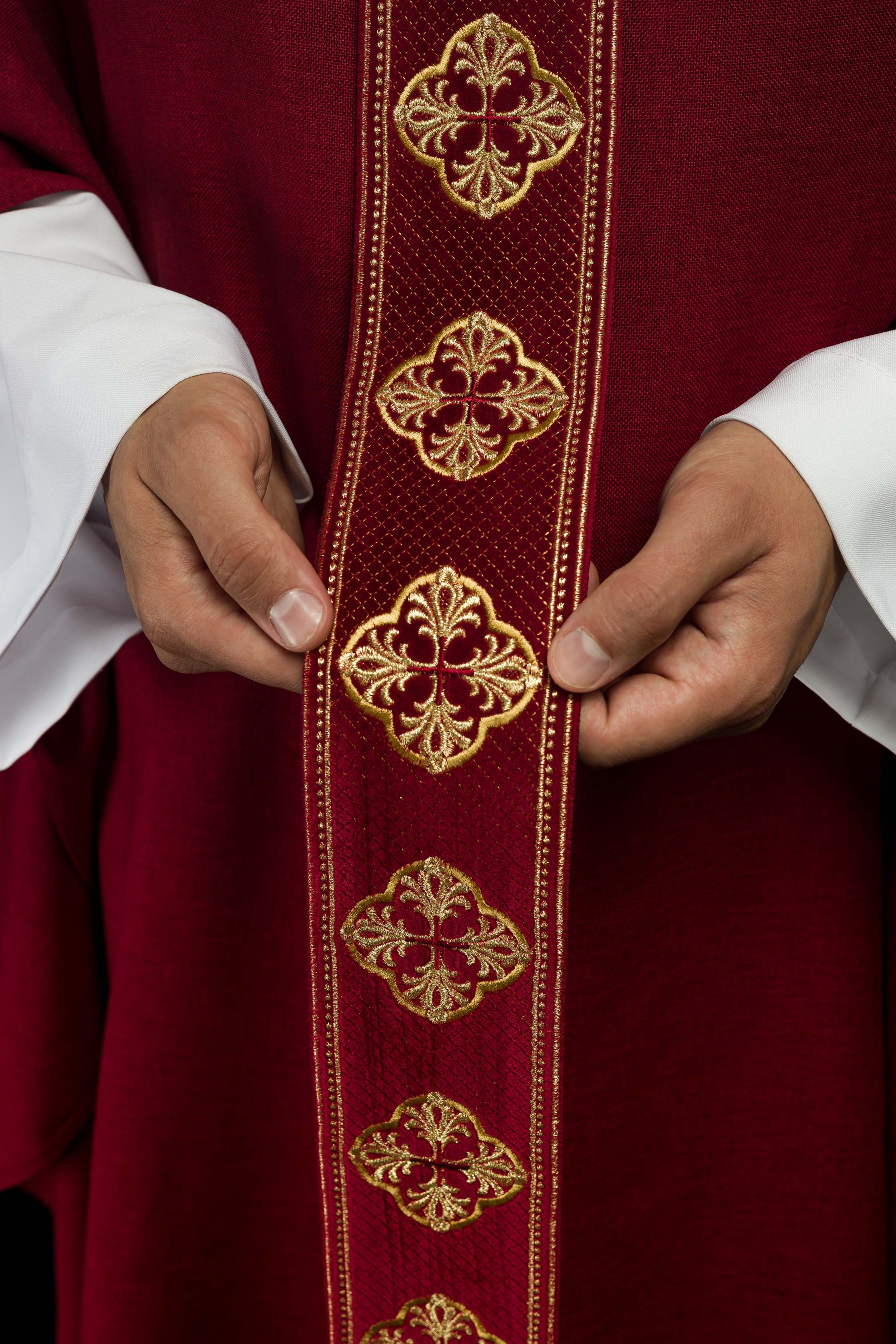 Ornat w kolorze czerwonym z haftowanym pasem i kołnierzem w krzyże - ORNATY.PL