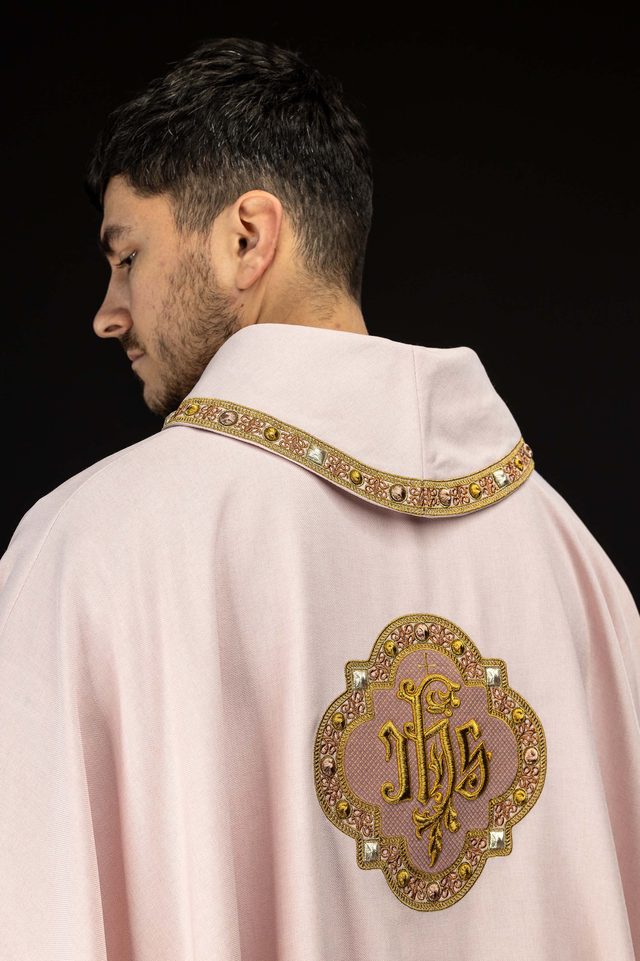 Ornat z lamówką wokół haftu IHS I kołnierza w kolorze różowym - ORNATY.PL