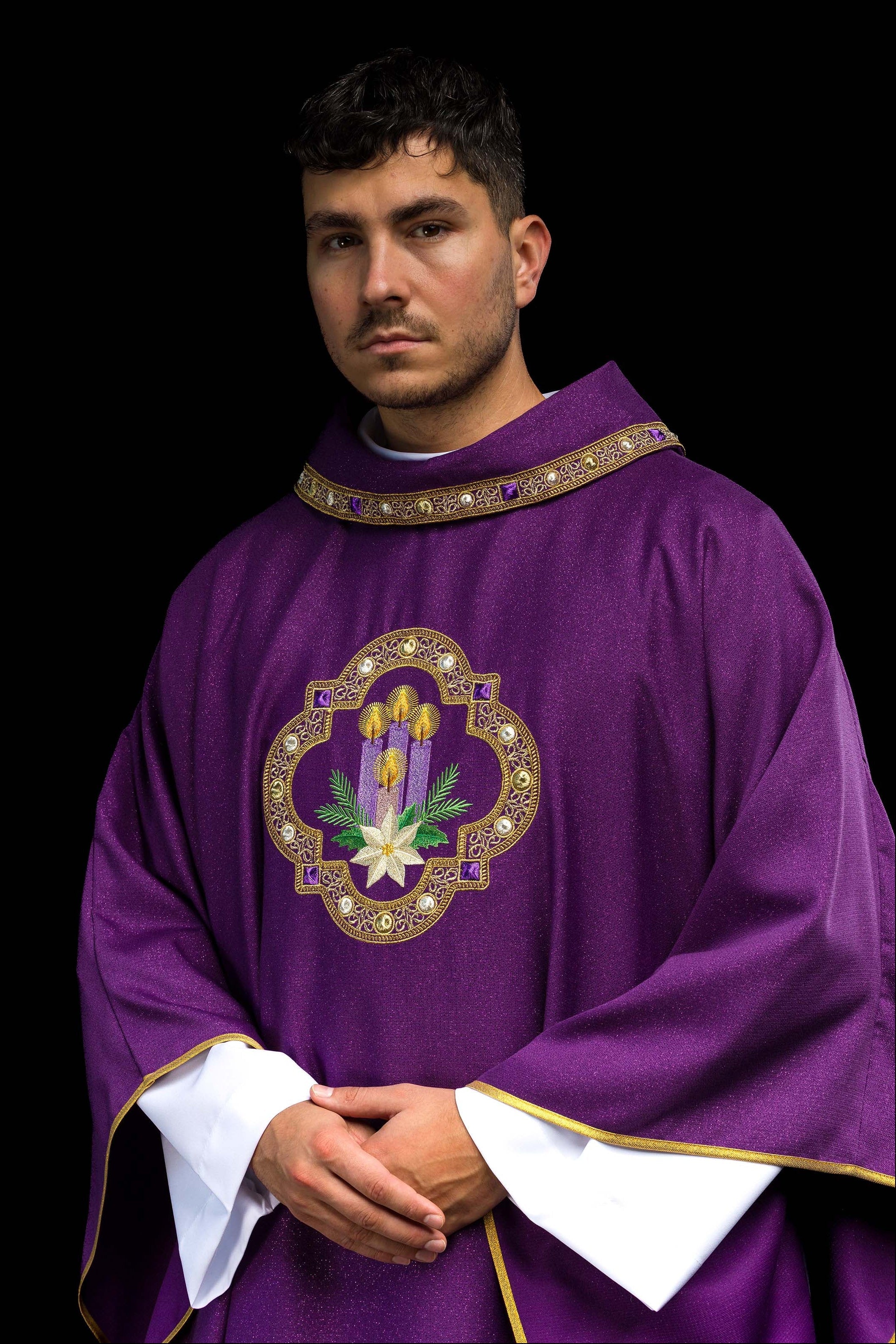 Ornat s uskrsnim janjcem sašiven na ukrasnoj tkanini