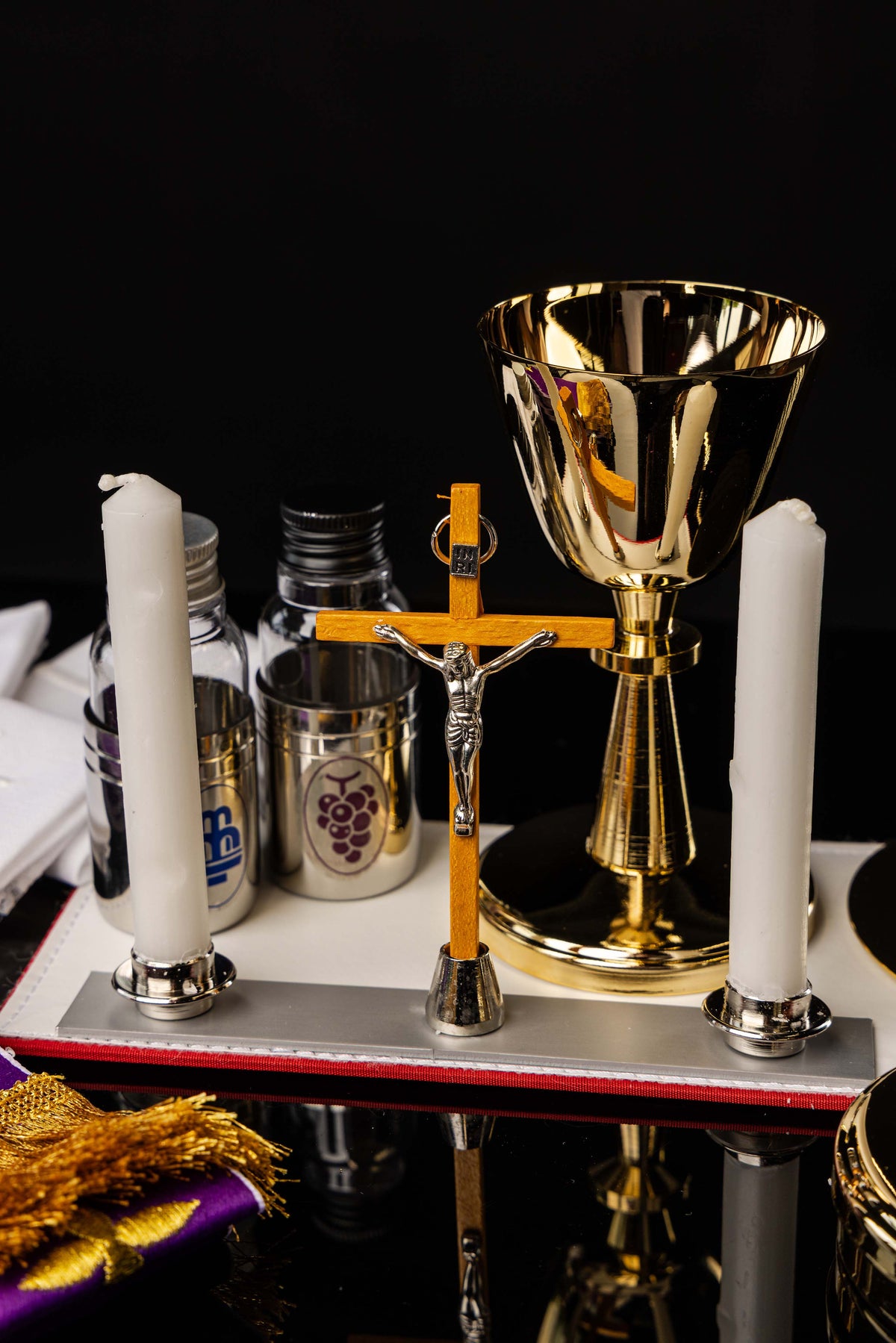 Misionarski kovčeg s liturgijskom opremom za nošenje preko ramena