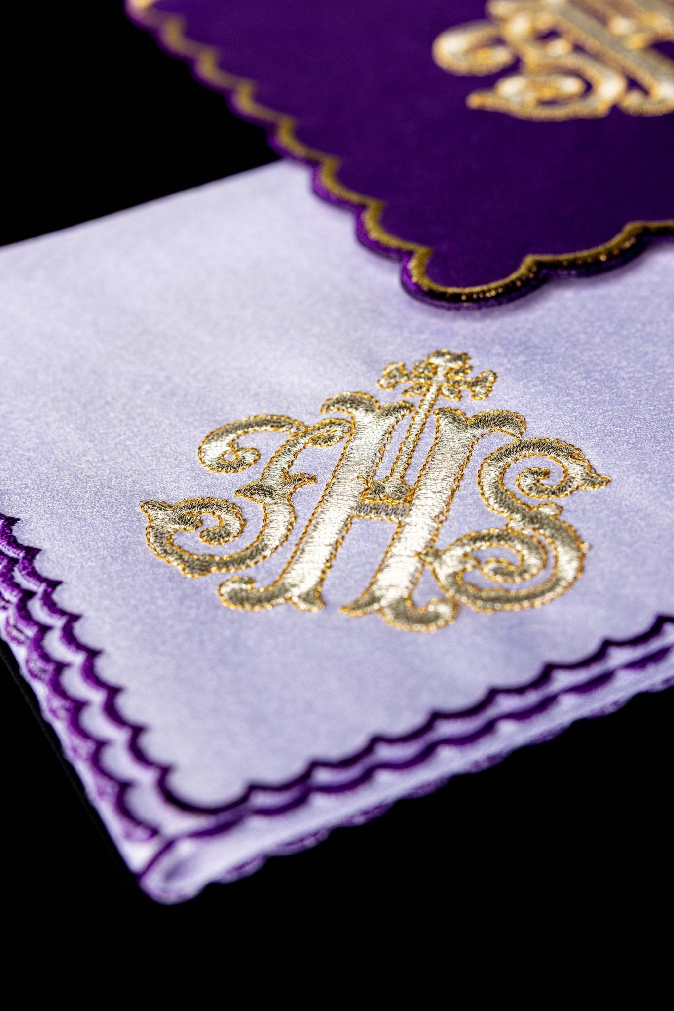 Bielizna kielichowa haftowana IHS Fioletowa