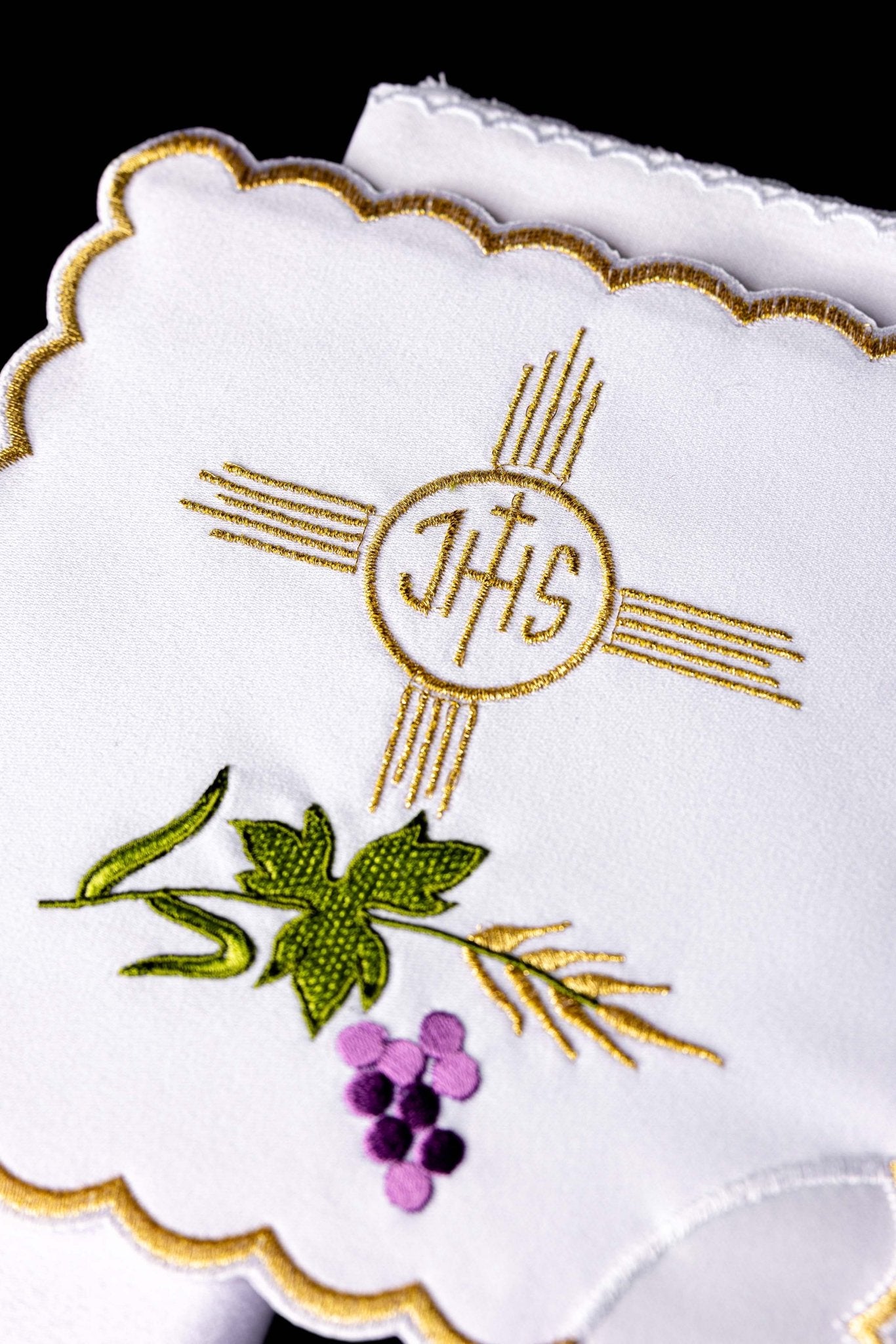 Bielizna kielichowa haftowana Krzyż i IHS