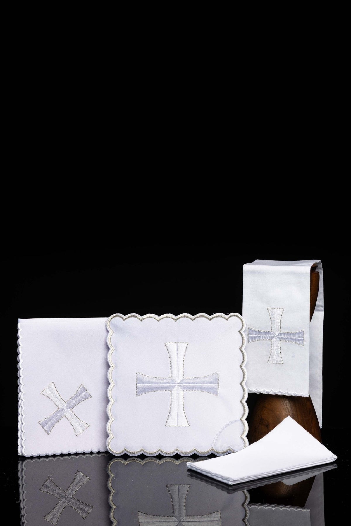 Bielizna kielichowa haftowana z srebrnym wykończeniem