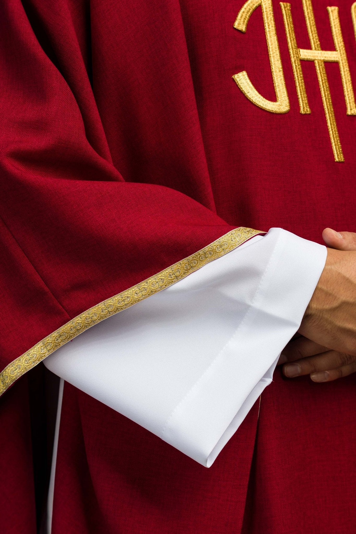Czerwony ornat liturgiczny z złotym haftem IHS