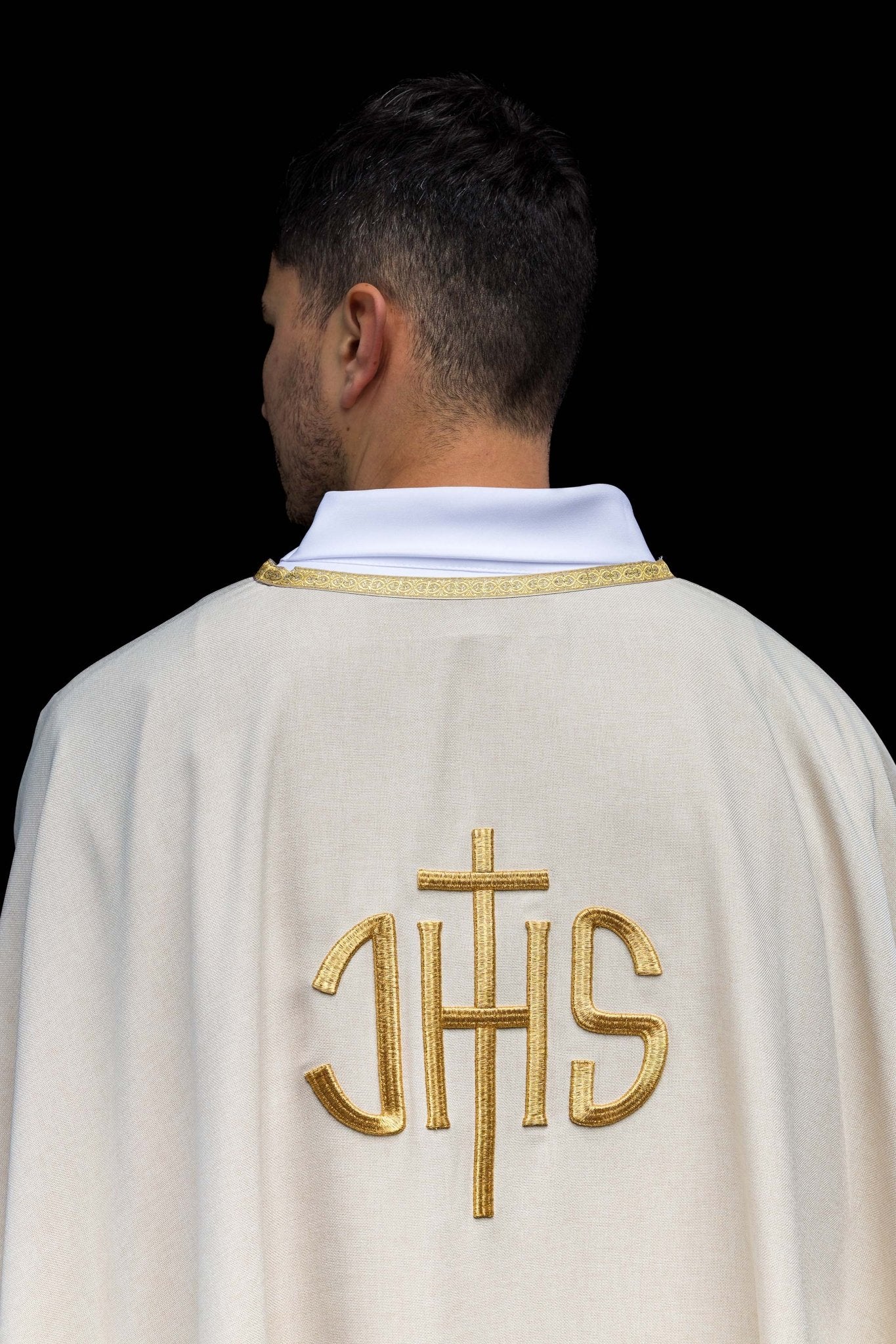 Ecru ornat liturgiczny z złotym haftem IHS