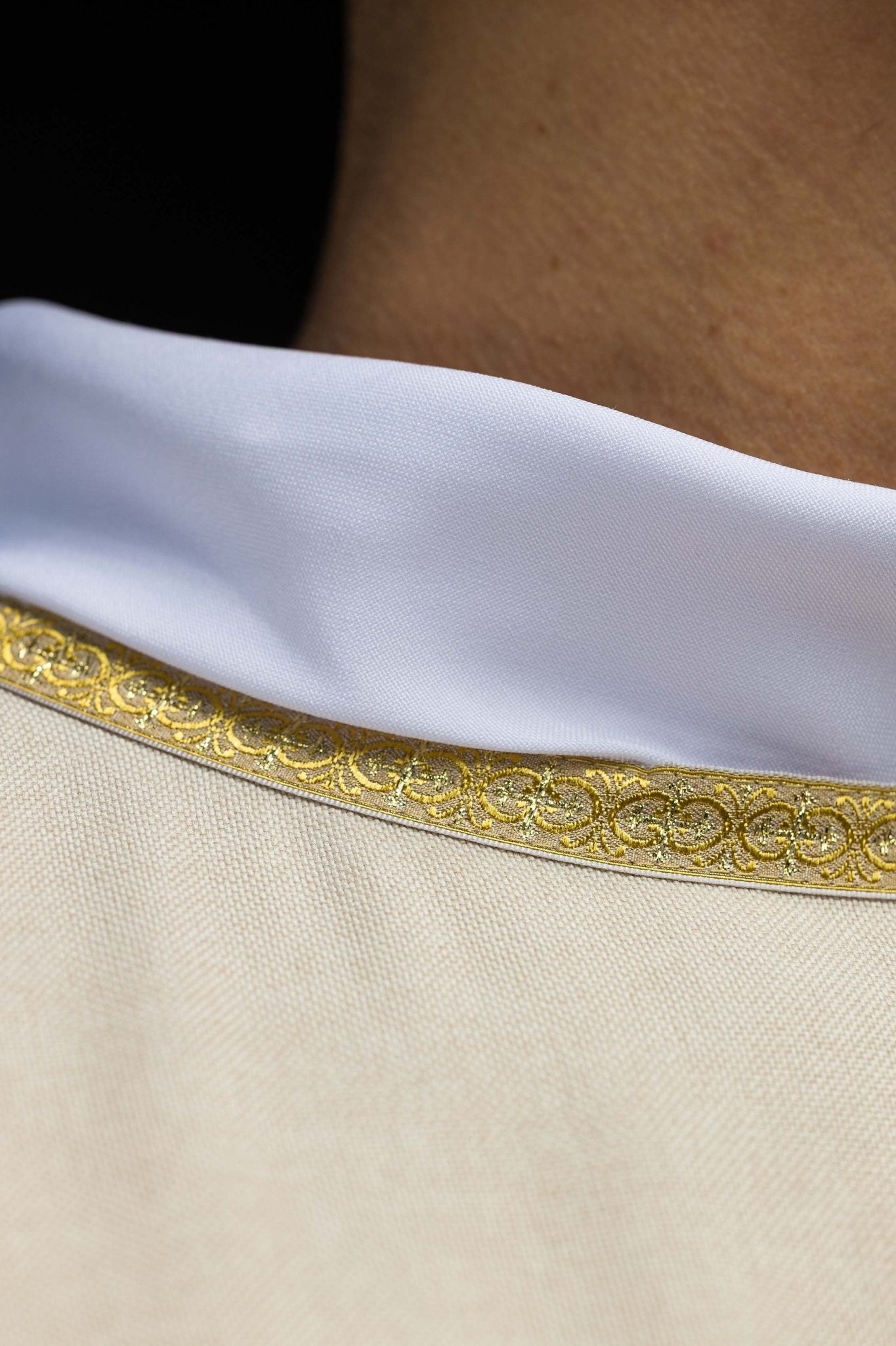 Ecru ornat liturgiczny z złotym haftem IHS