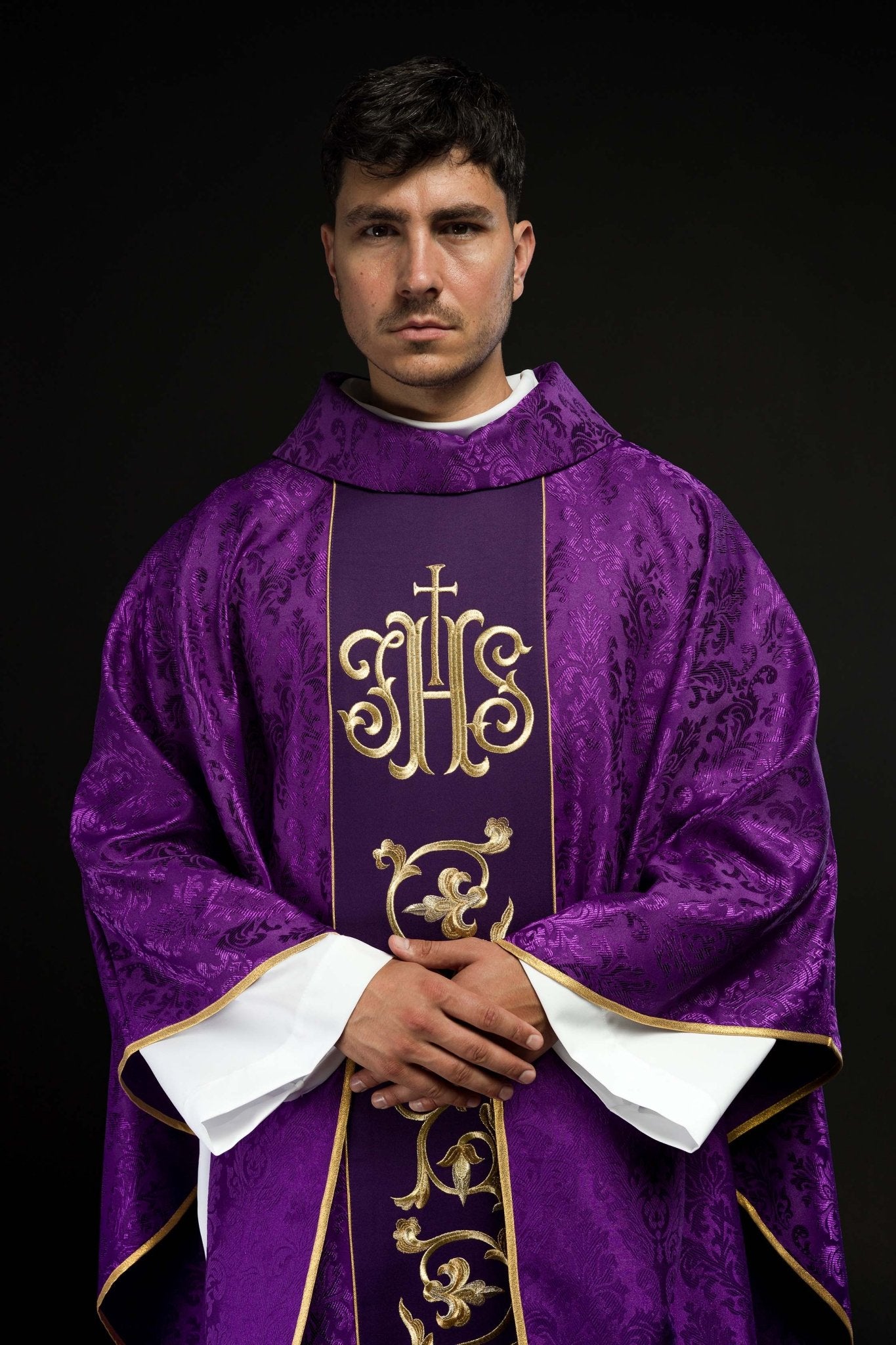 Fioletowy Ornat liturgiczny z bogato zdobionym pasem IHS