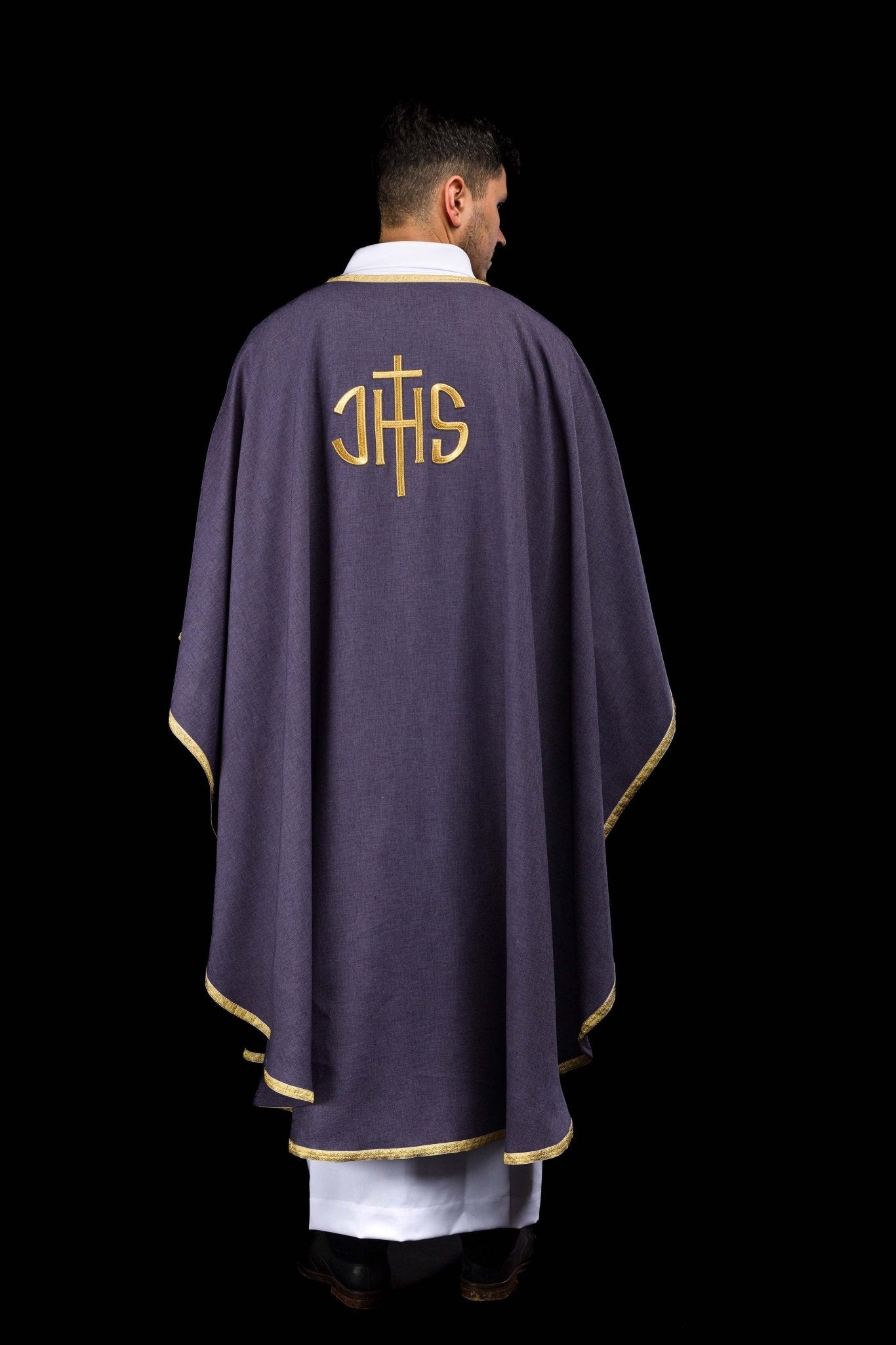 Fioletowy ornat liturgiczny z złotym haftem IHS