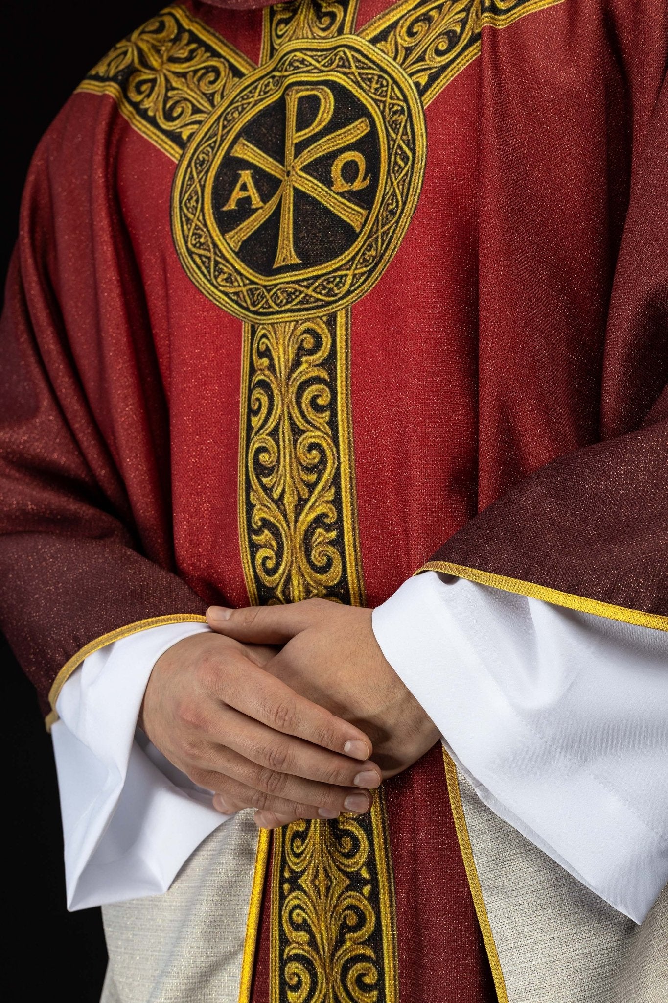 Ornat drukowany Pax czerwony z bogatym złotym zdobieniem