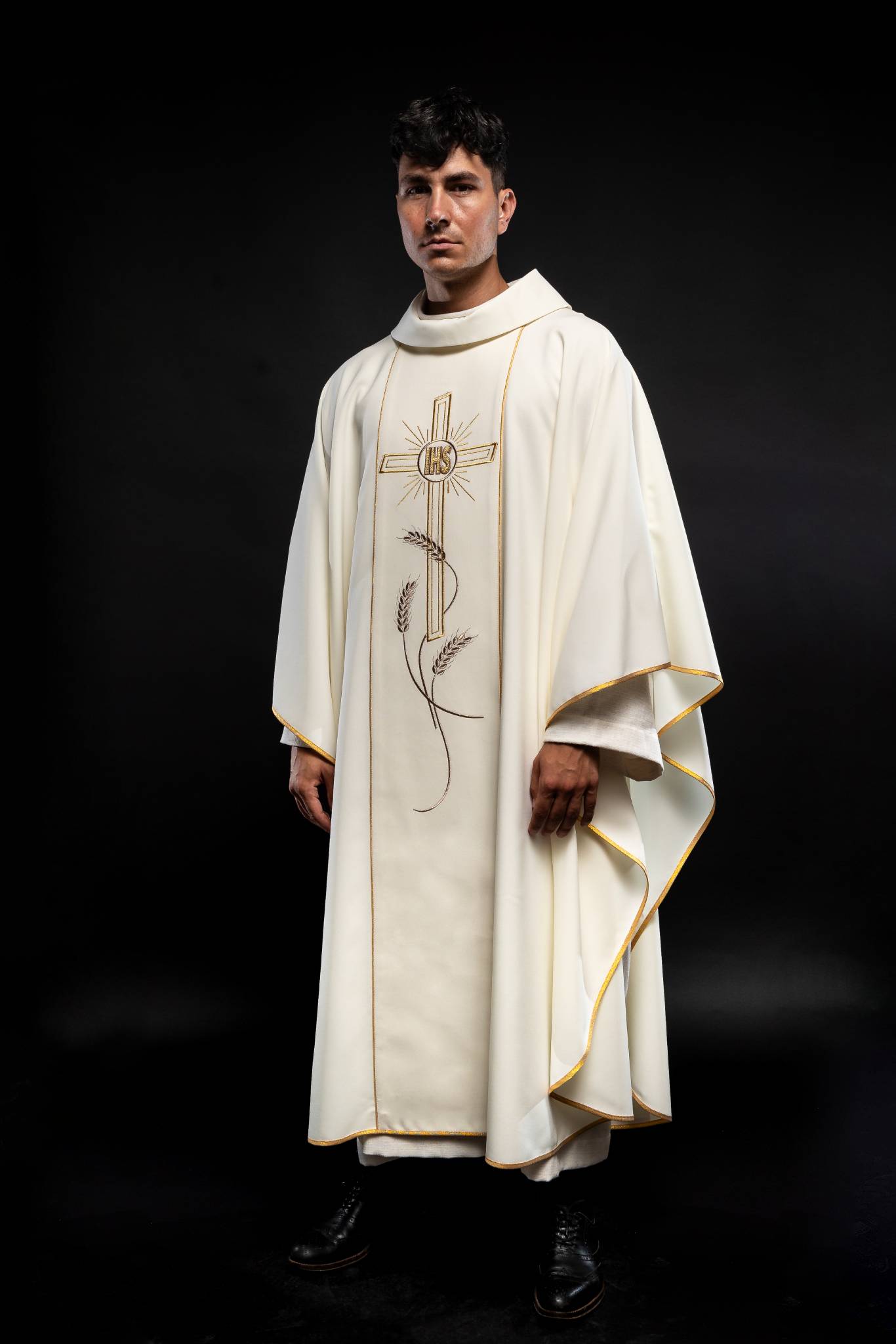 Ornat haftowany Krzyż z symbolem IHS ecru