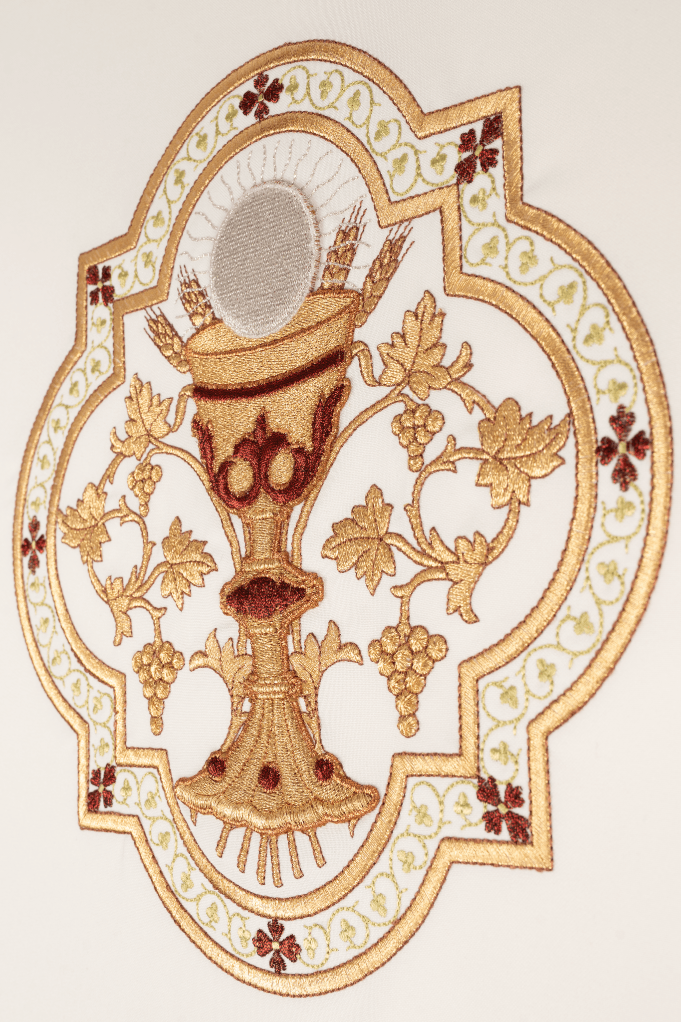 Ornat haftowany z motywem Kielicha eucharystycznego i IHS