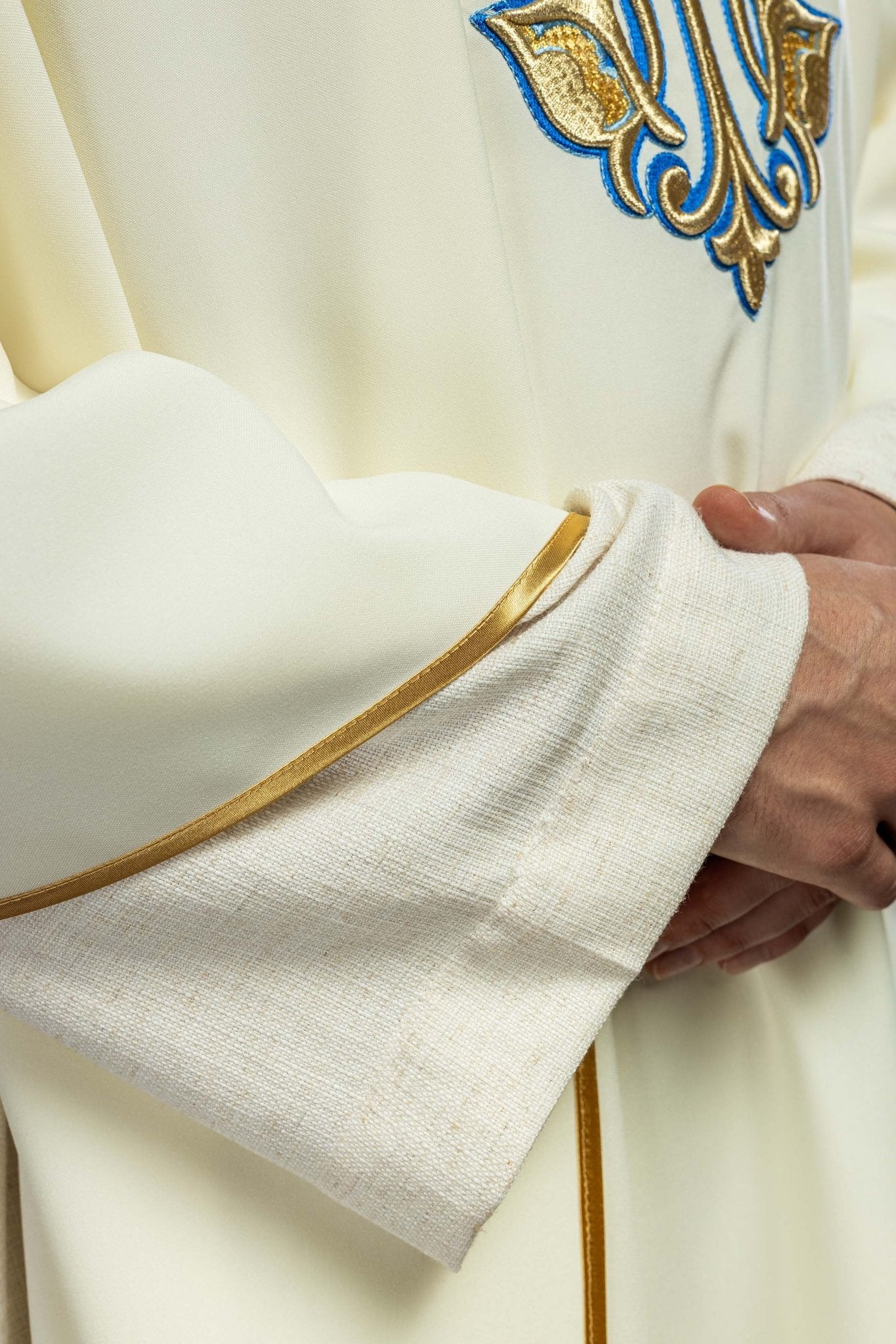 Ornat haftowany z symbolem maryjnym i szerokim kołnierzem ecru