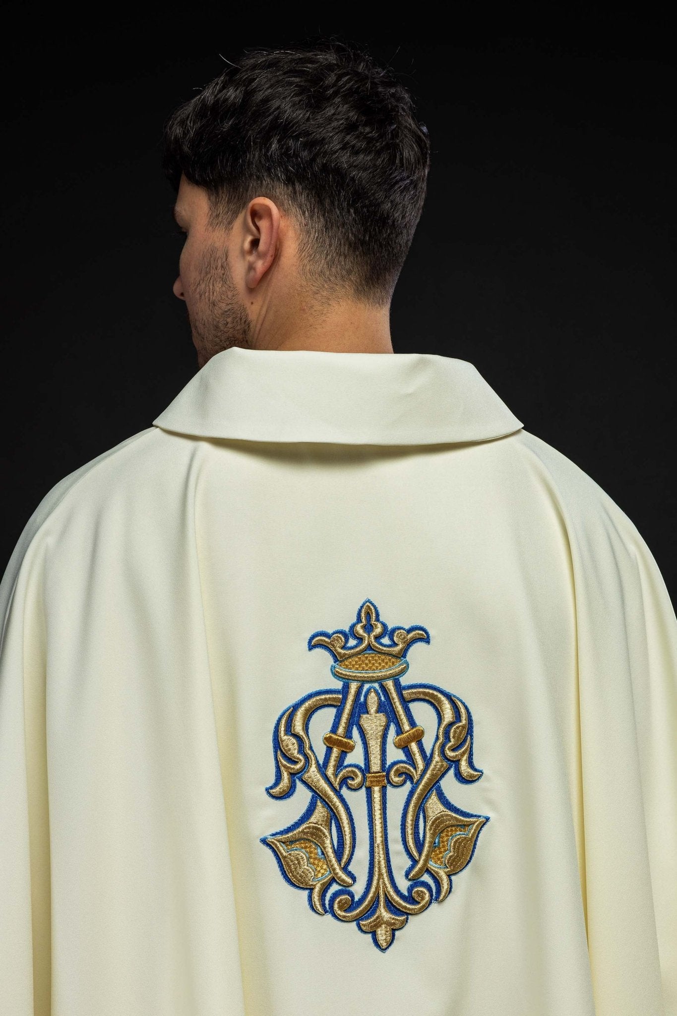 Ornat haftowany z symbolem maryjnym i szerokim kołnierzem ecru