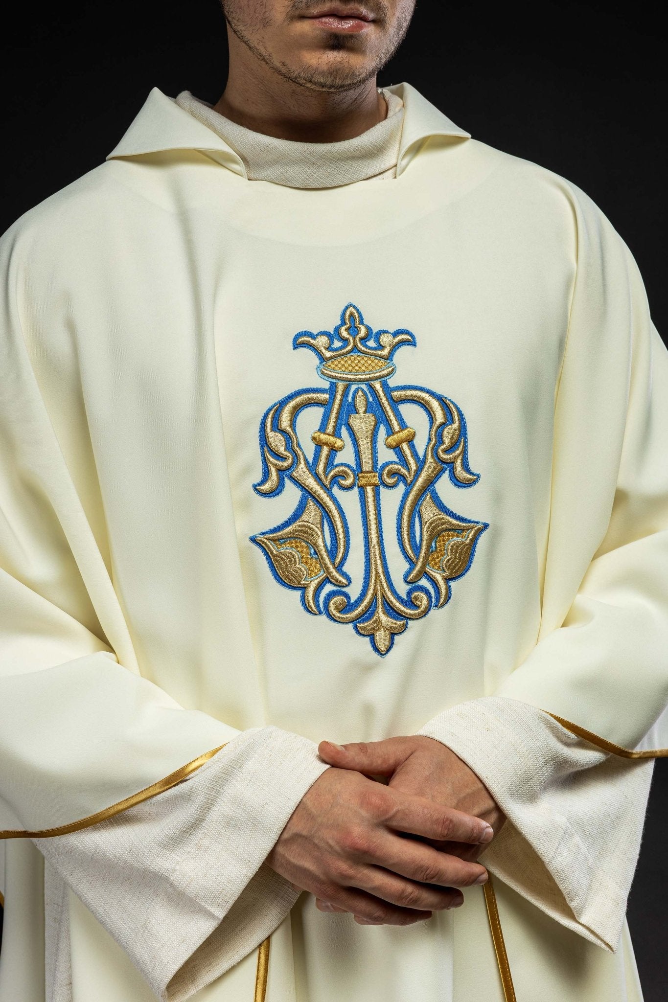 Ornat haftowany z symbolem maryjnym i szerokim kołnierzem ecru