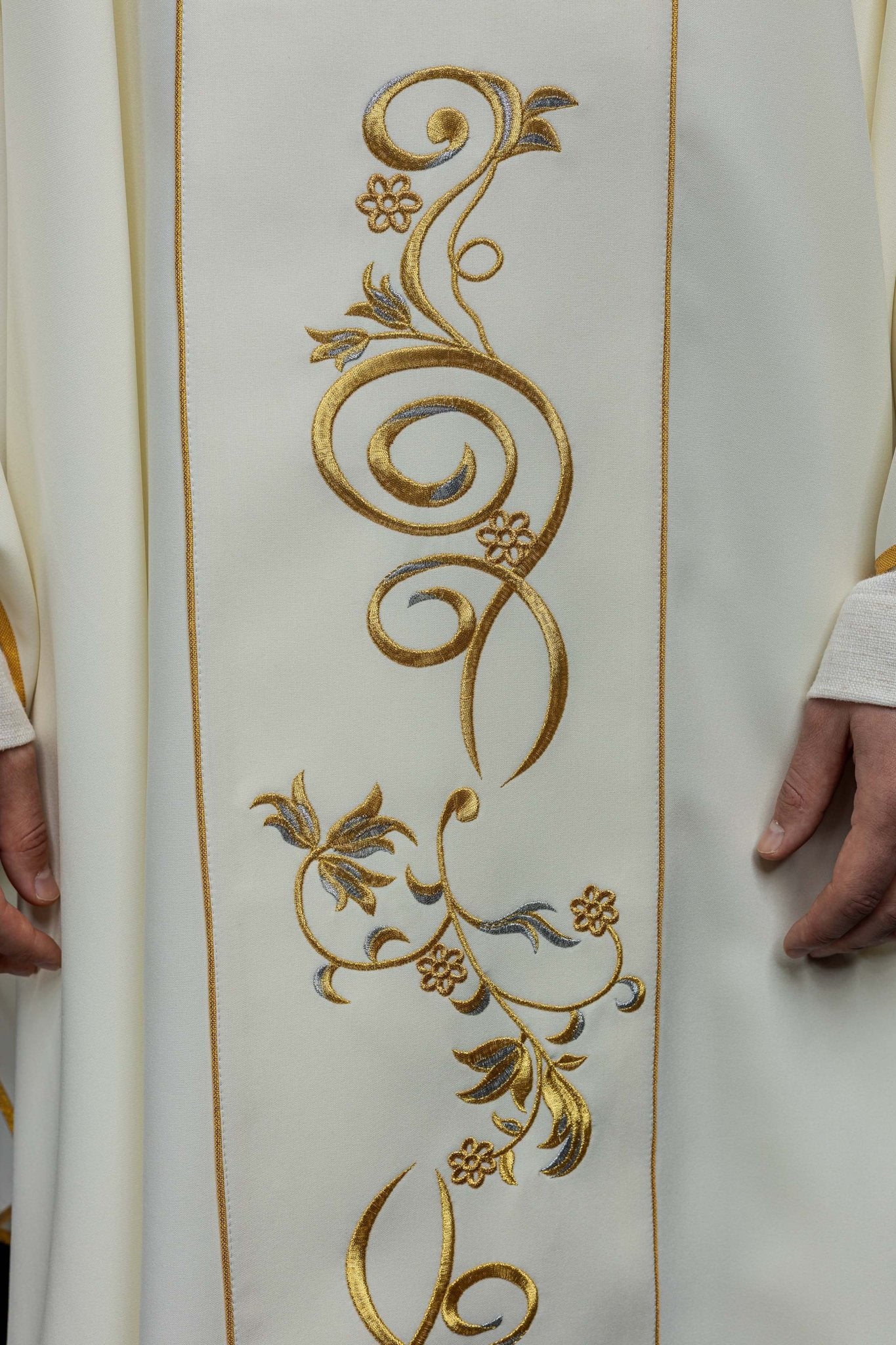 Ornat haftowany z wizerunkiem Świętej Faustyny