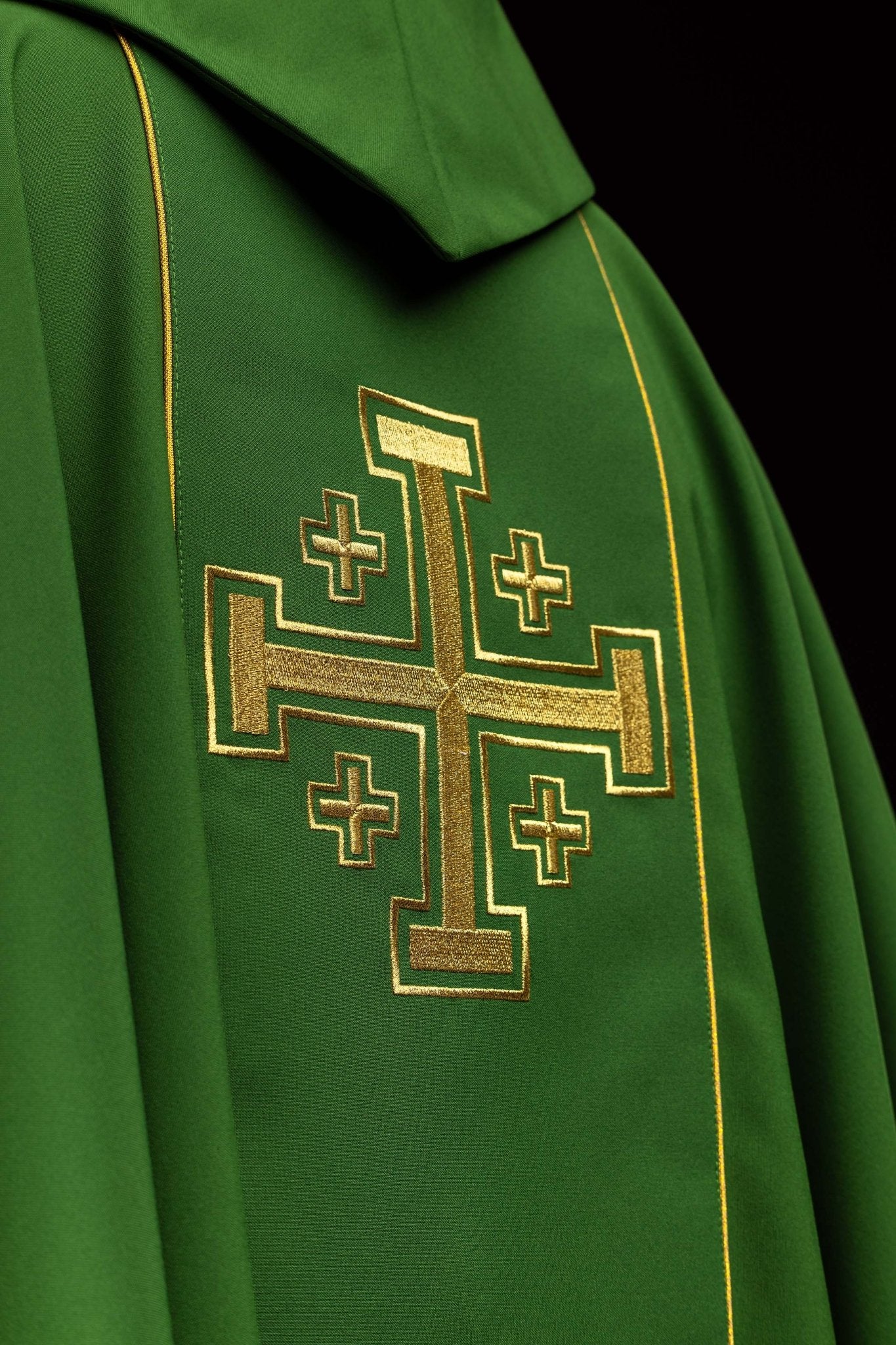 Ornat haftowany zielony z pasem krzyże jerozolimskie