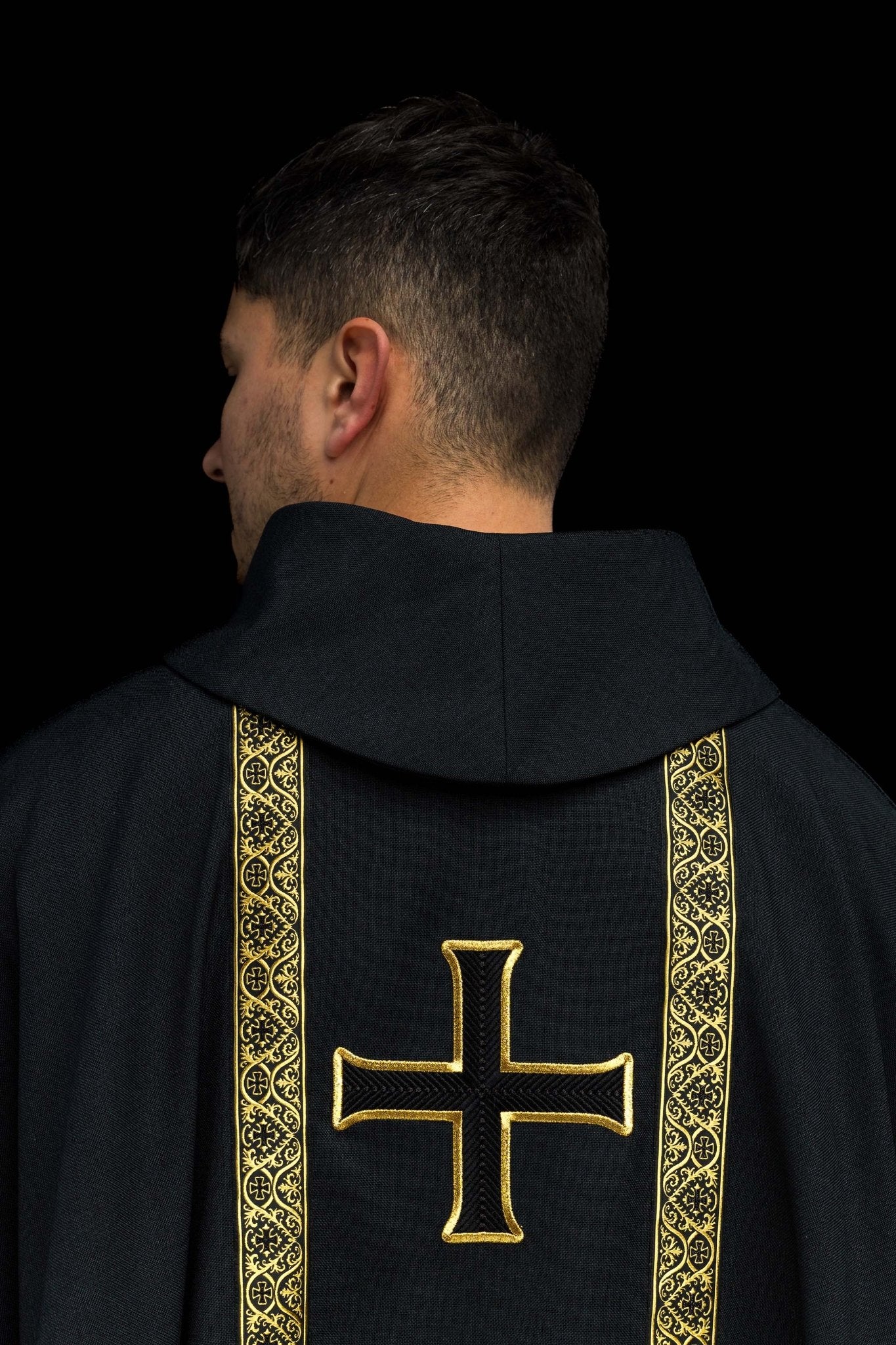 Ornat liturgiczny czarny z haftowanym krzyżem i taśmami żakardowymi