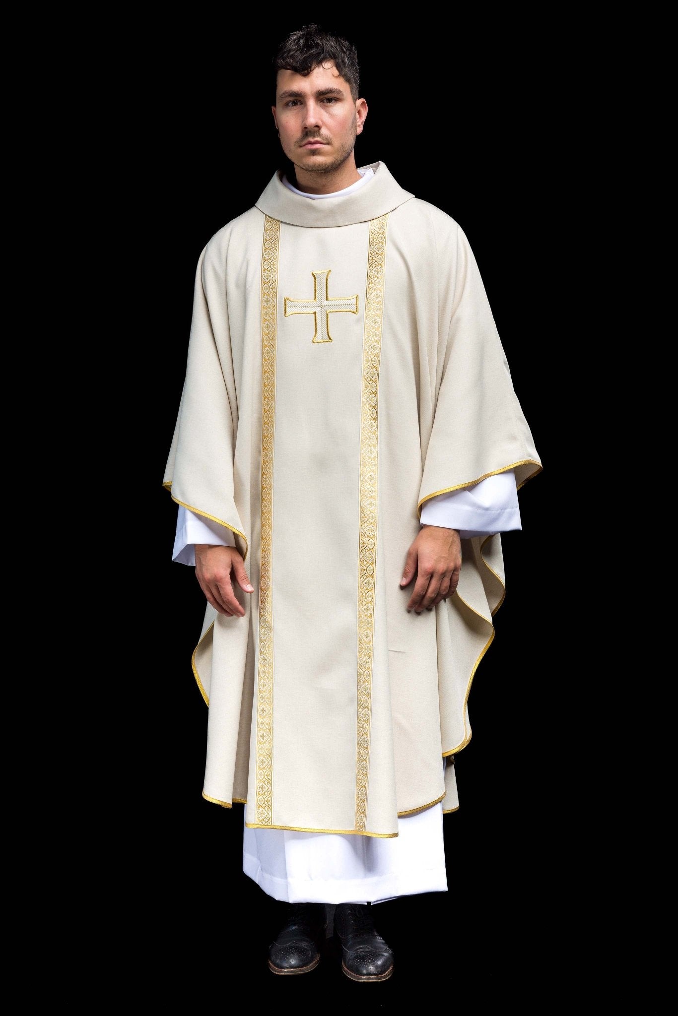 Ornat liturgiczny ecru z haftowanym krzyżem i taśmami żakardowymi