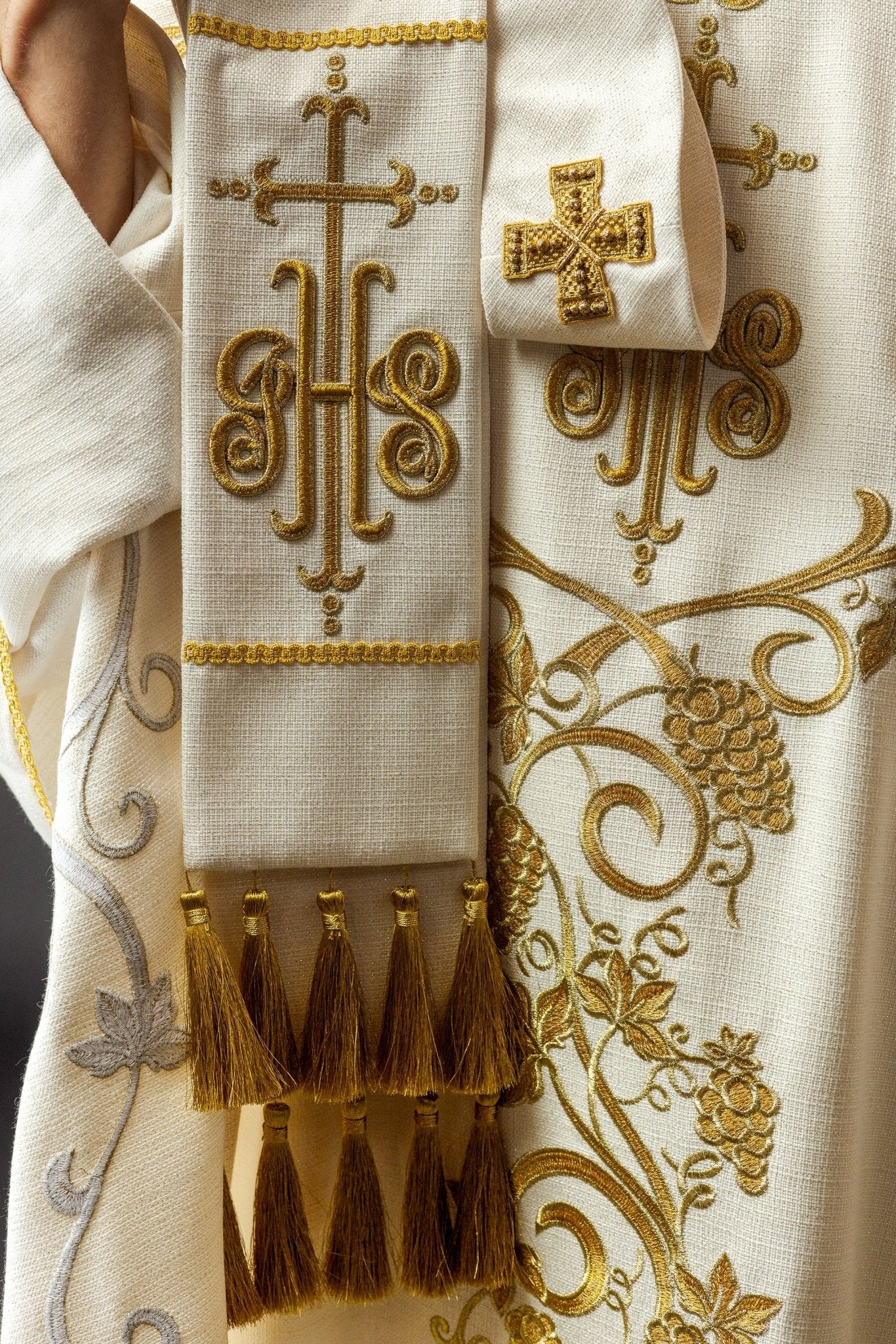 Ornat liturgiczny ecru zdobiony haftem IHS i winogronami