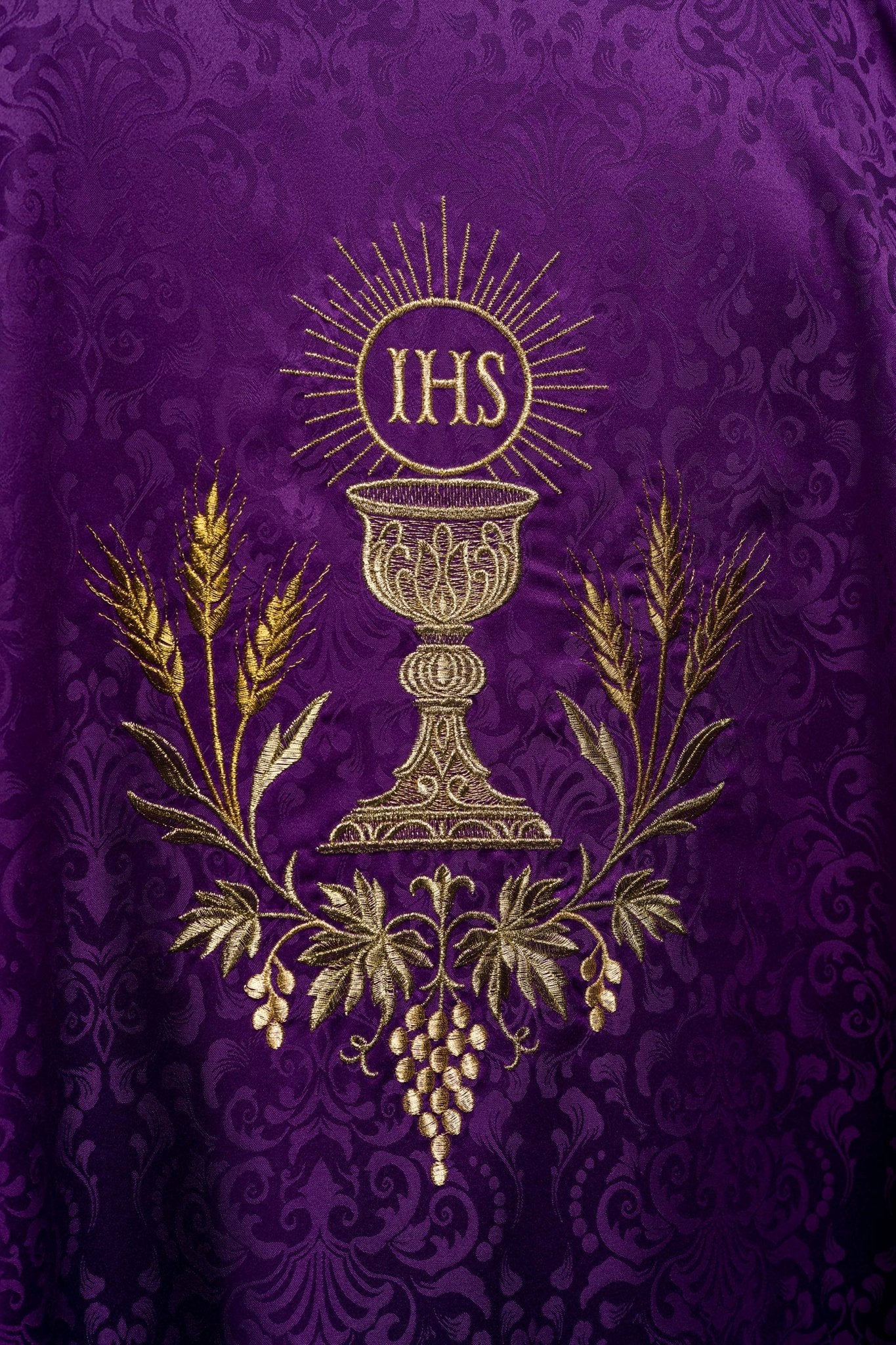 Ornat liturgiczny fioletowy z haftem kielicha i hostii na tkaninie żakardowej