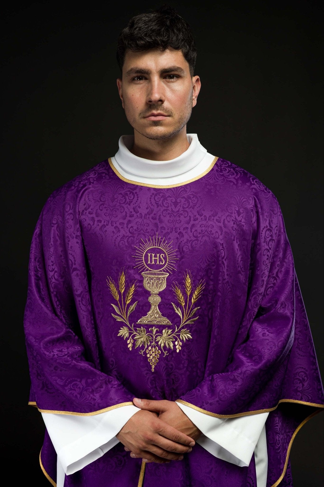 Ornat liturgiczny fioletowy z haftem kielicha i hostii na tkaninie żakardowej