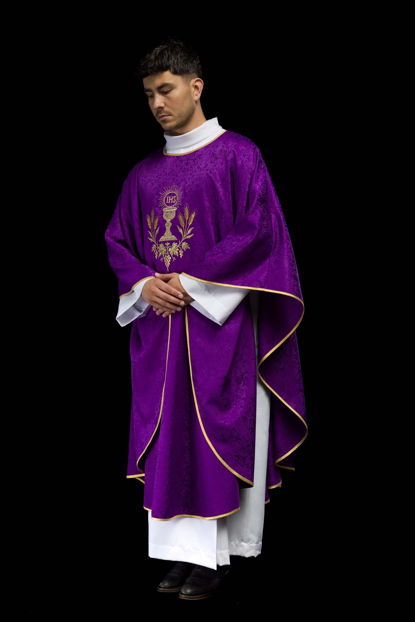 Ornat liturgiczny fioletowy z haftem kielicha i hostii na tkaninie żakardowej