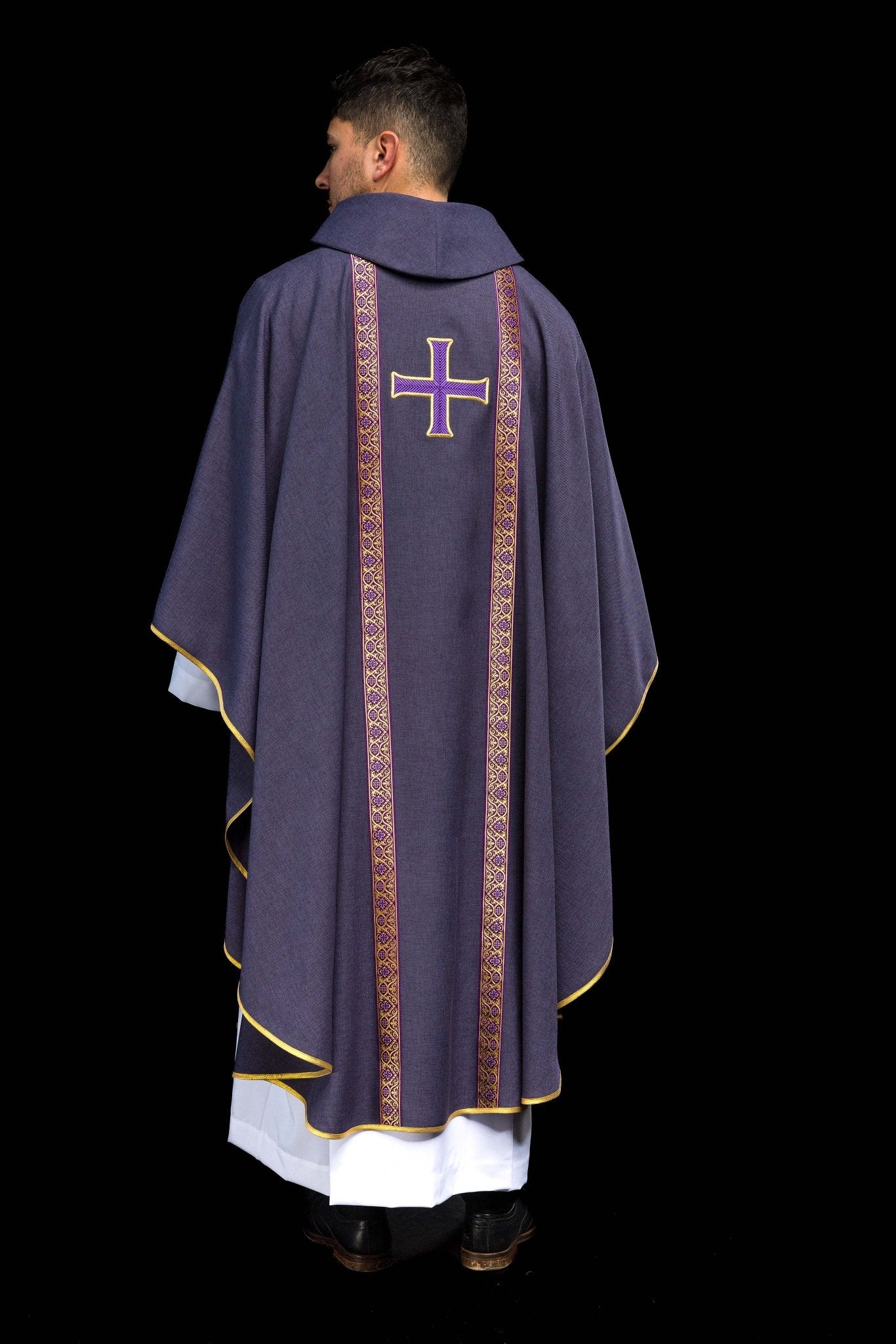 Ornat liturgiczny fioletowy z haftowanym krzyżem i taśmami żakardowymi