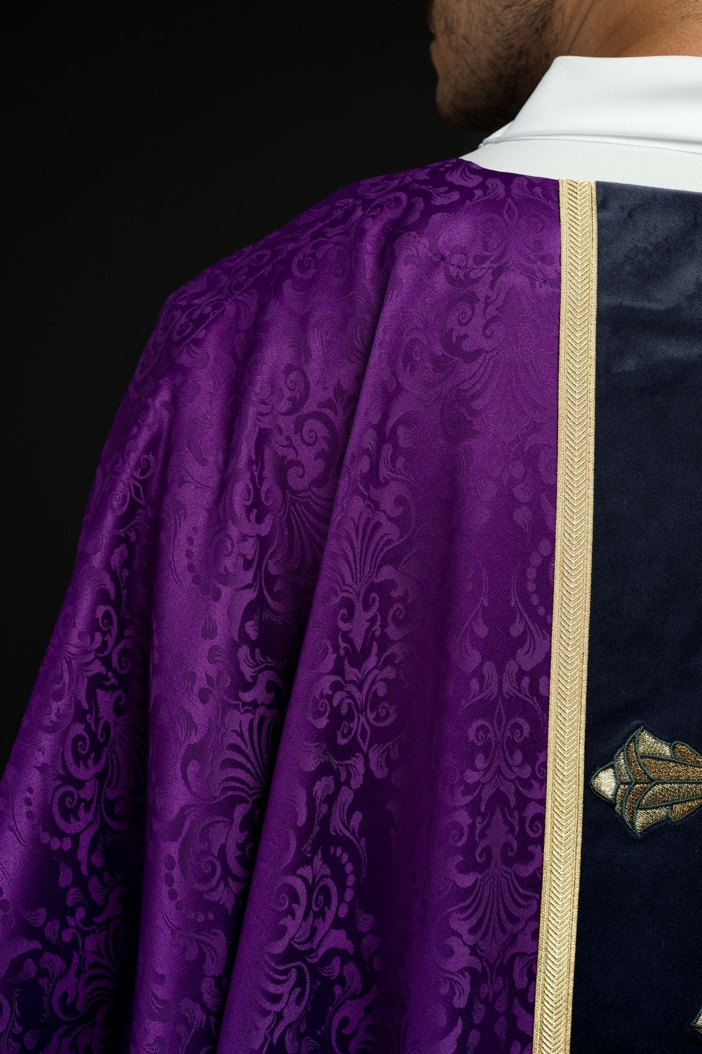 Ornat liturgiczny fioletowy z pasem i haftem krzyża na tkaninie żakardowej