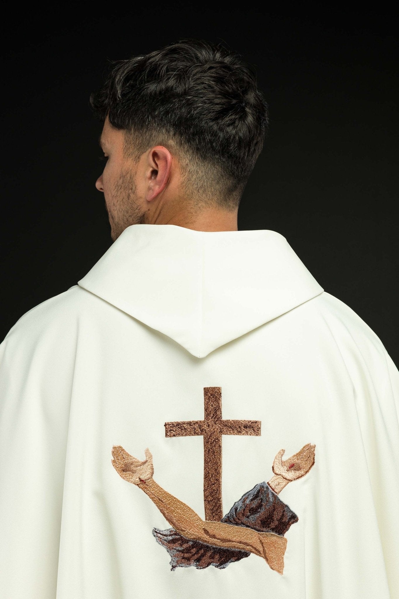 Ornat liturgiczny z franciszkańskim krzyżem
