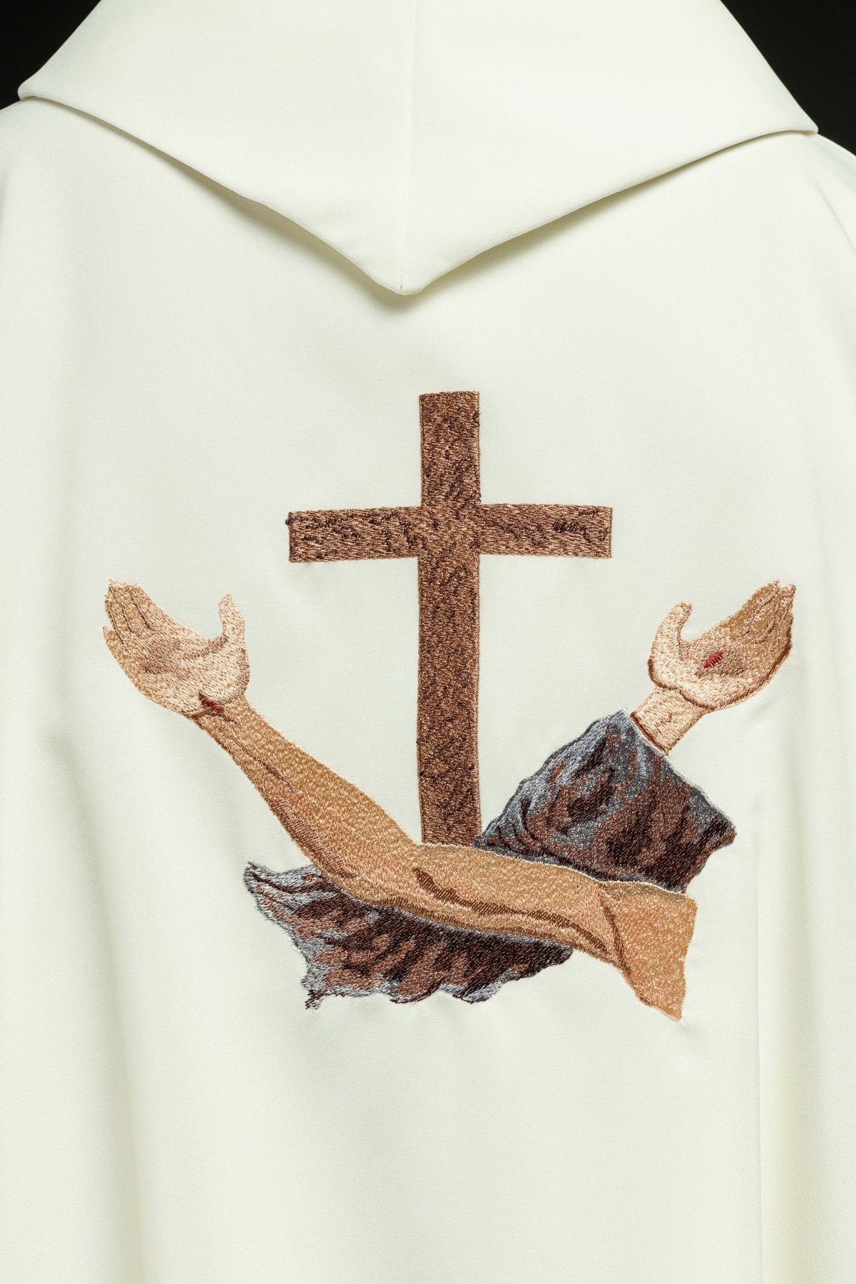 Ornat liturgiczny z franciszkańskim krzyżem