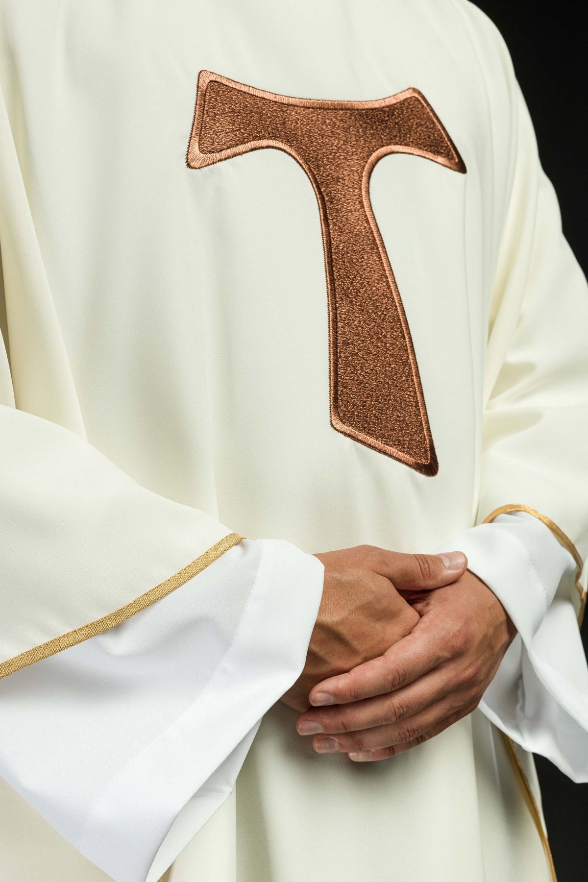 Ornat liturgiczny z franciszkańskim krzyżem