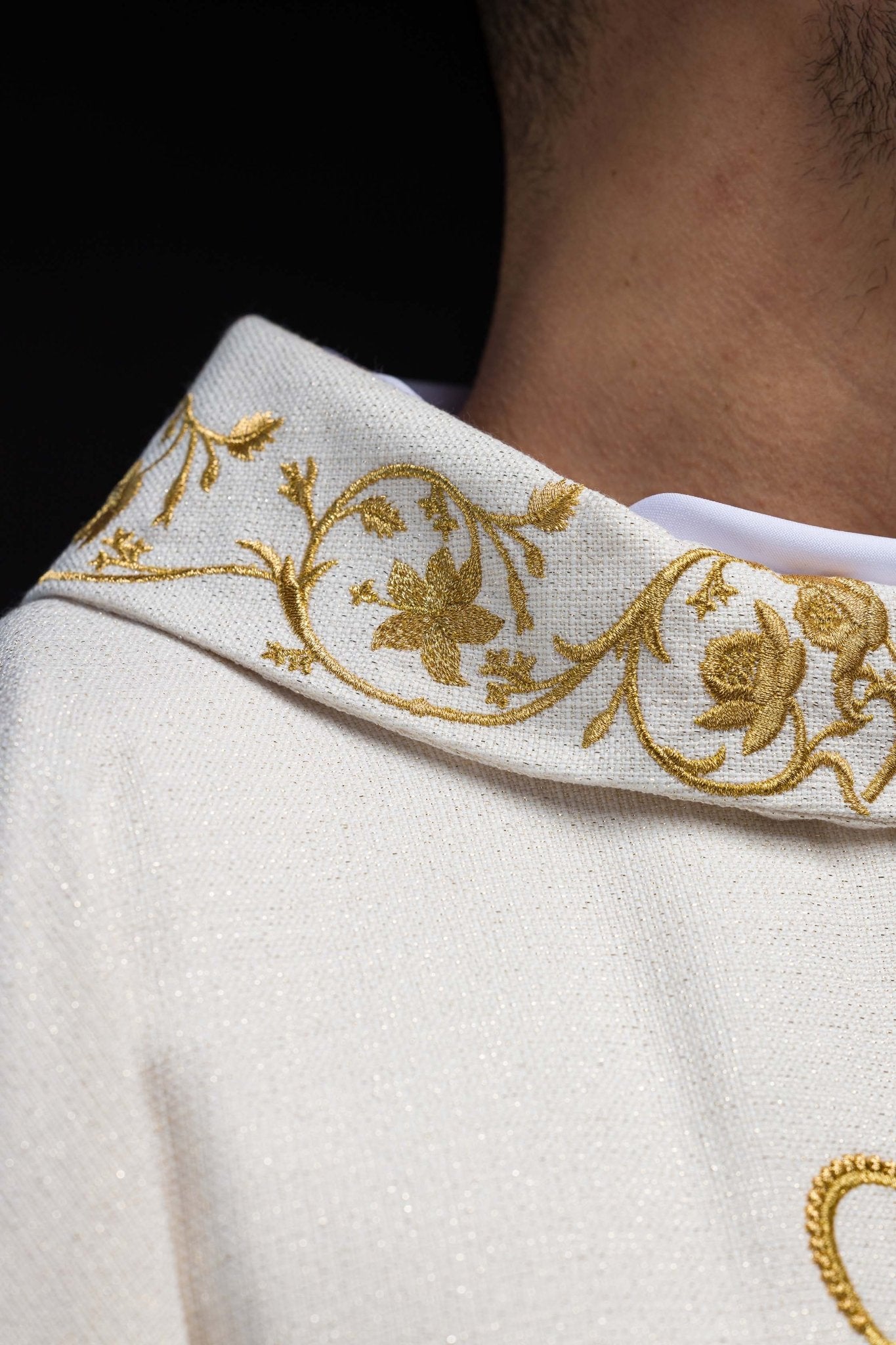 Ornat liturgiczny z haftowanym herbem Maryjnym i Koroną
