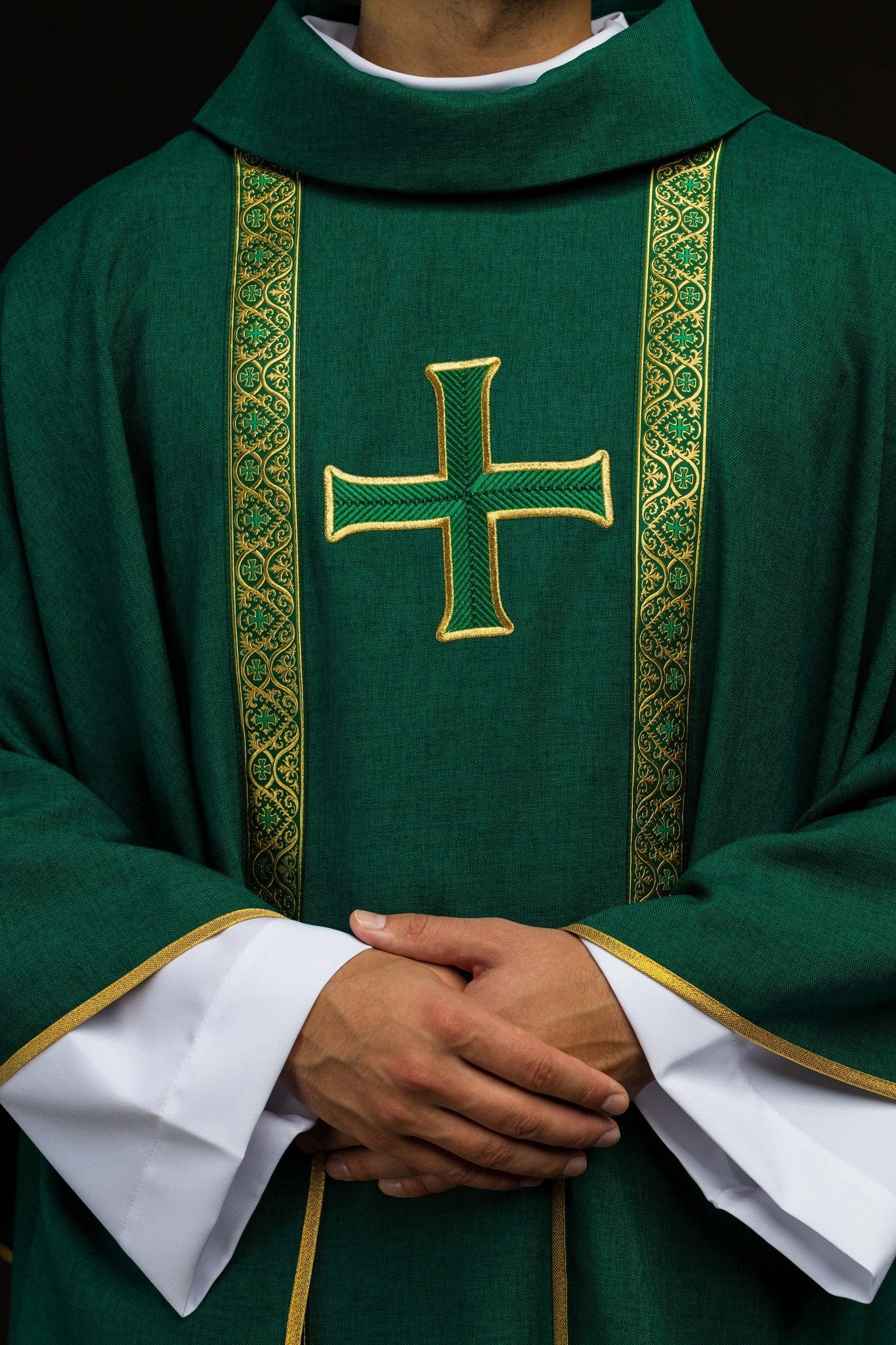 Ornat liturgiczny zielony z haftowanym krzyżem i taśmami żakardowymi