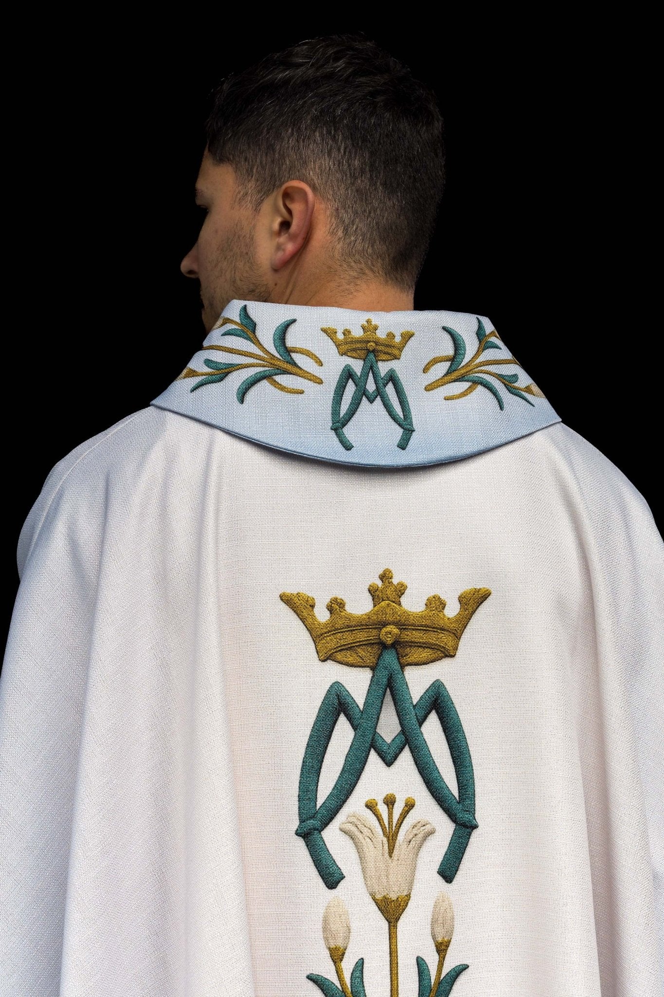 Ornat Maryjny drukowany ze wzorem lilii i monogramem niebiesko - ecru