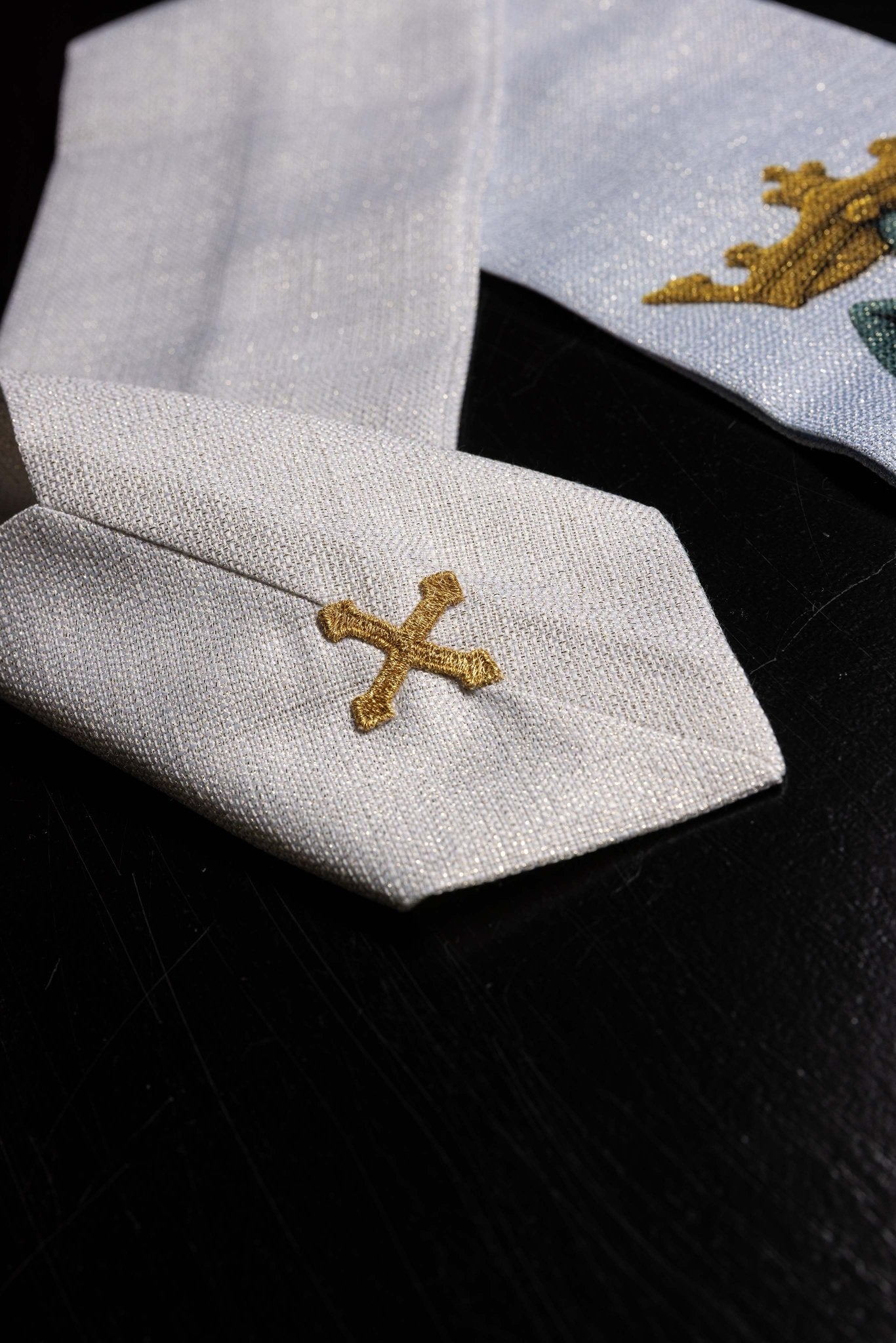 Ornat Maryjny drukowany ze wzorem lilii i monogramem niebiesko - ecru