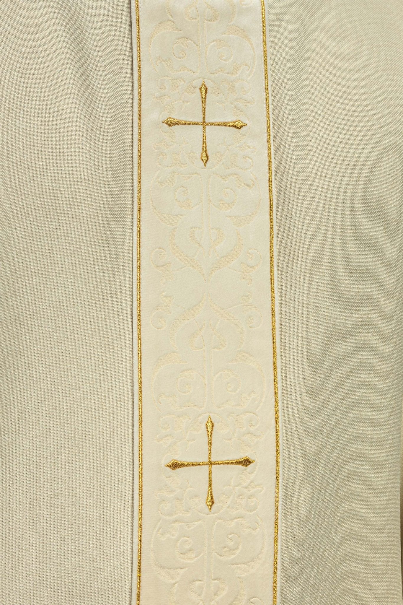 Ornat w kolorze ecru z haftowanym pasem i kołnierzem w krzyże
