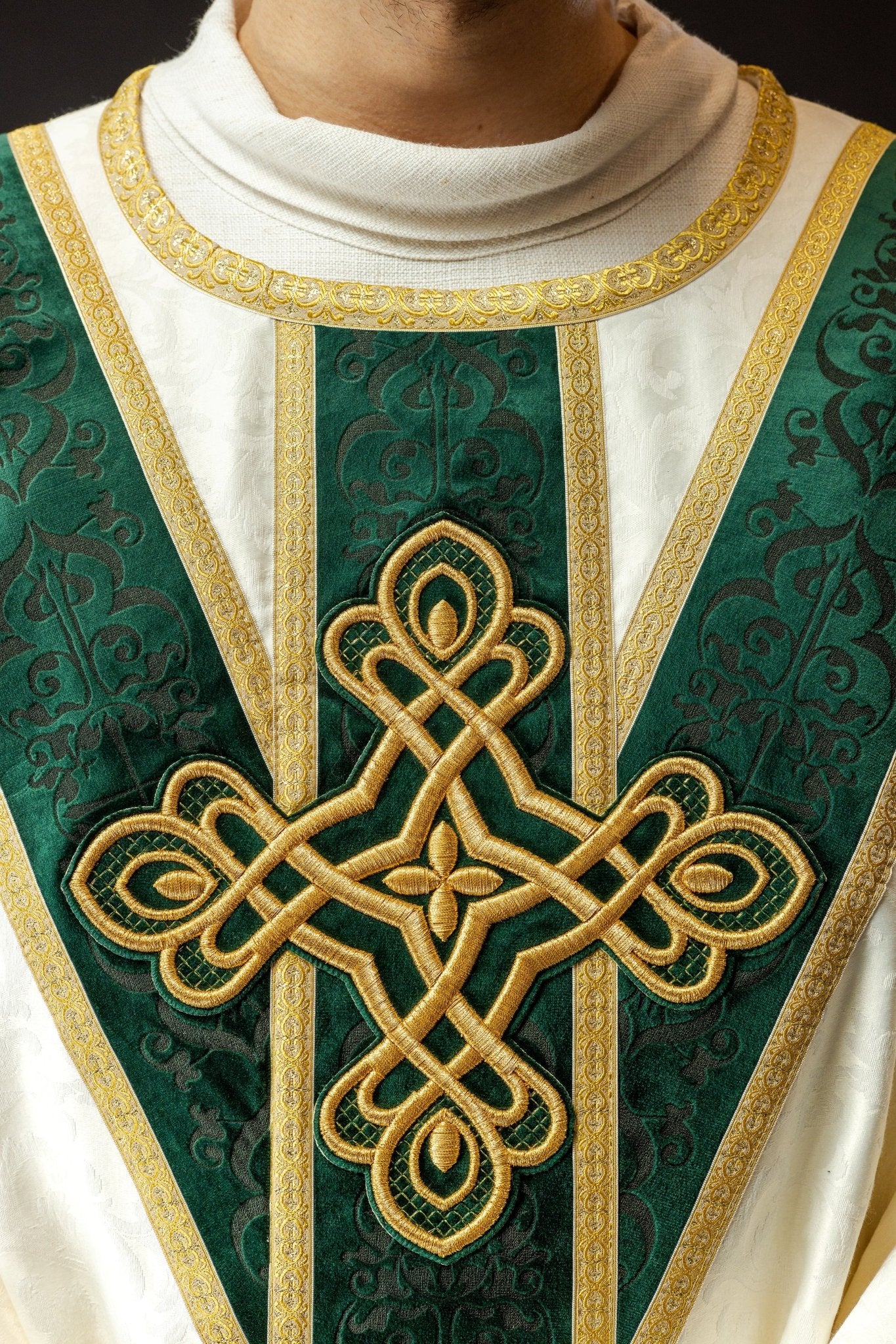 Ornat z aksamitnym pasem wykańczany ozdobnymi taśmami