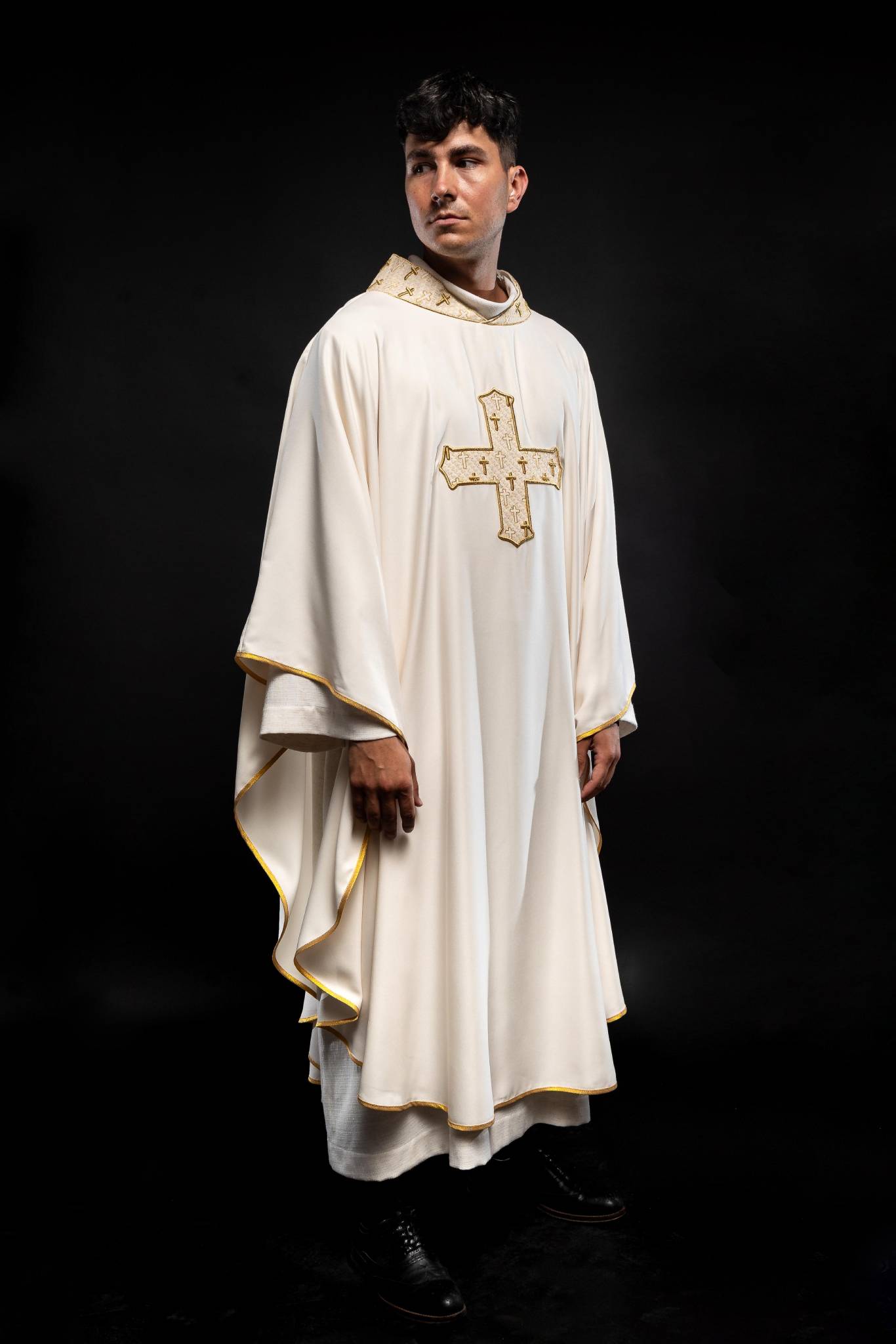 Ornat z bogato haftowanym krzyżem i kołnierzem w kolorze ecru - ORNATY.PL