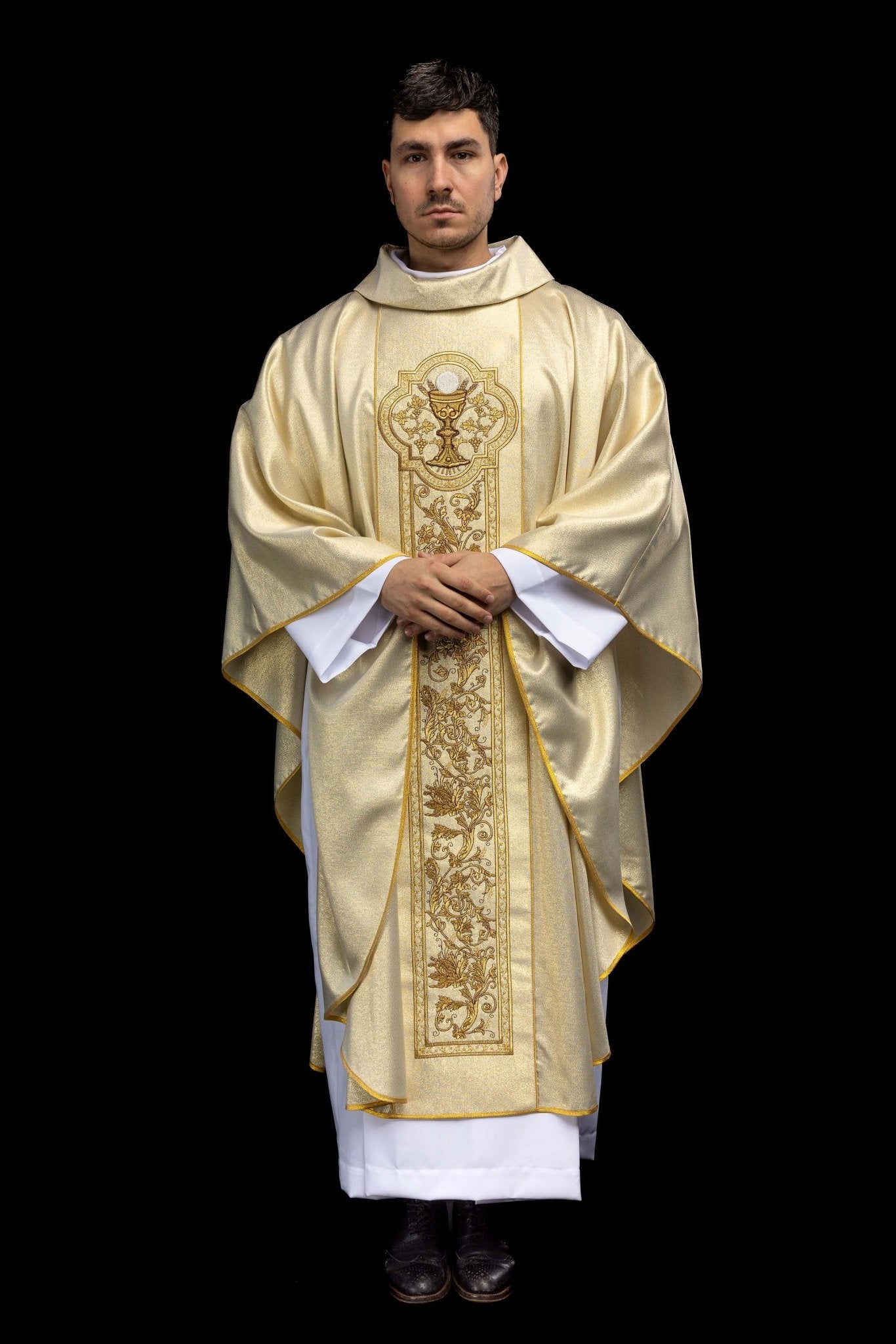Ornat z haftem kielicha eucharystycznego w kolorze złotym
