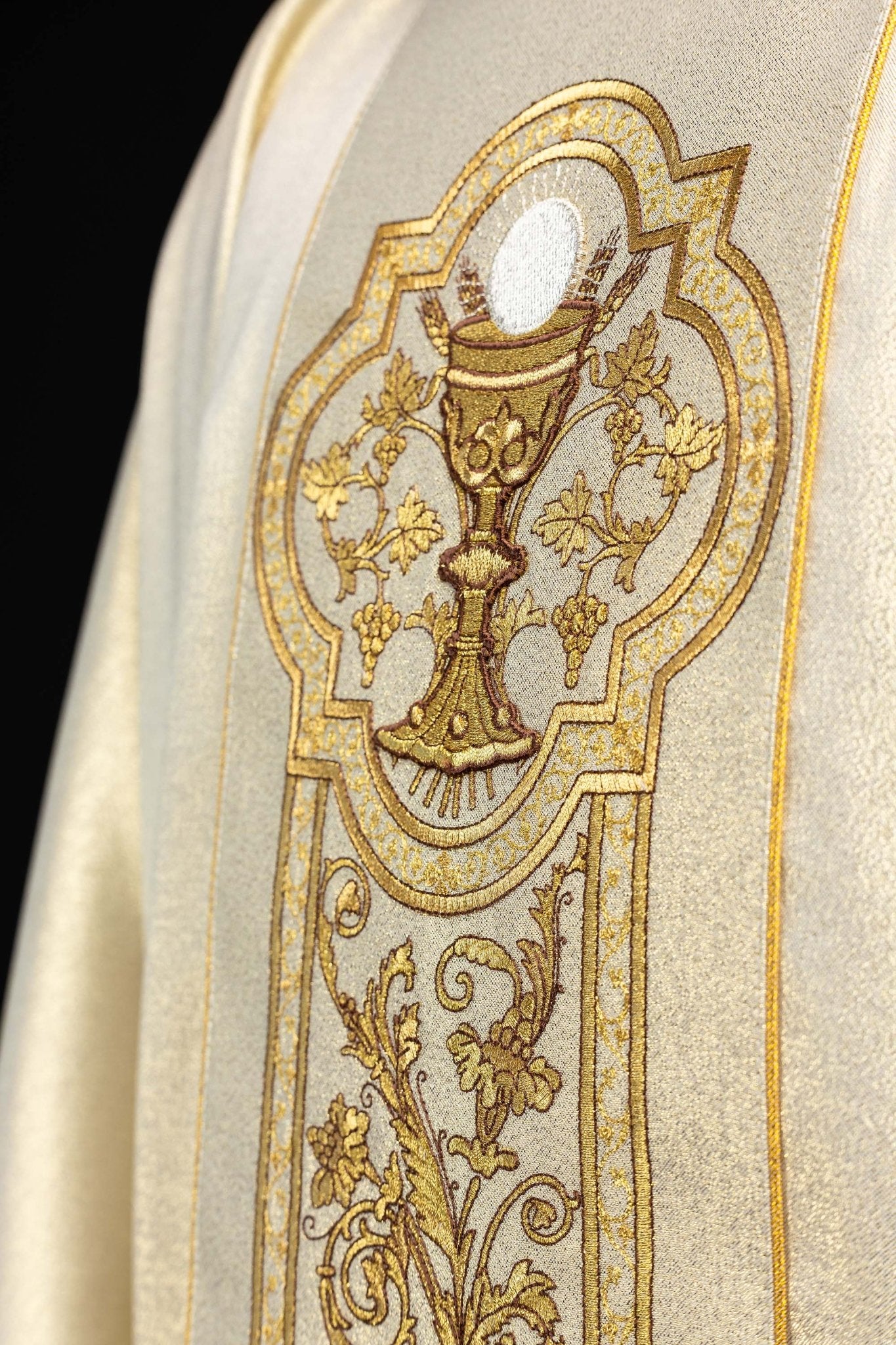 Ornat z haftem kielicha eucharystycznego w kolorze złotym