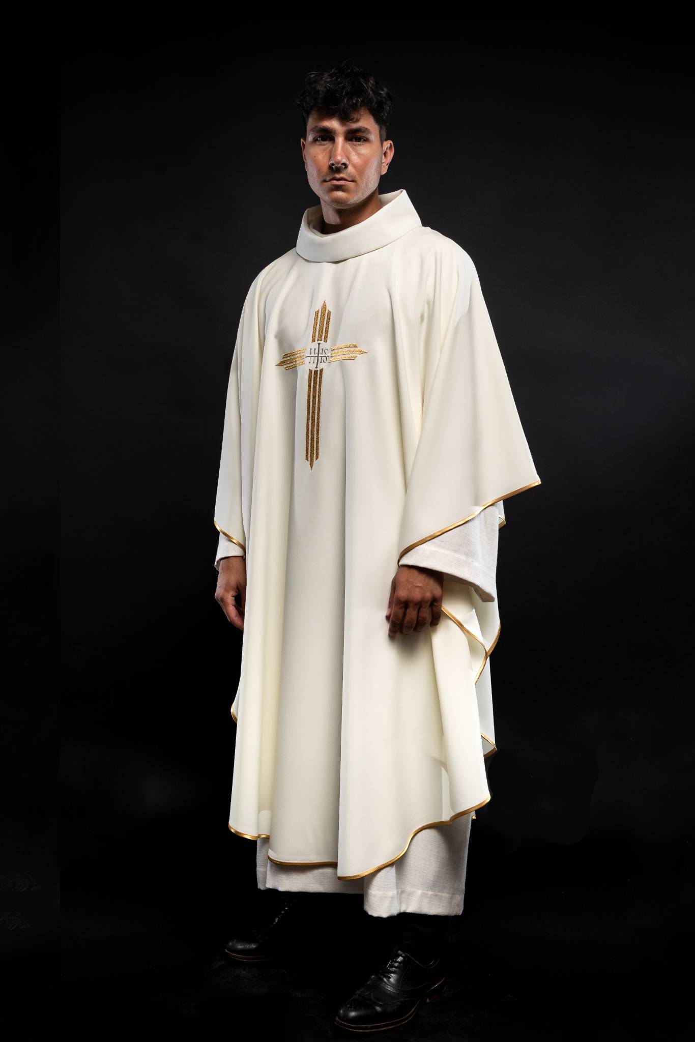 Ornat z haftem Krzyża i IHS w kolorze ecru